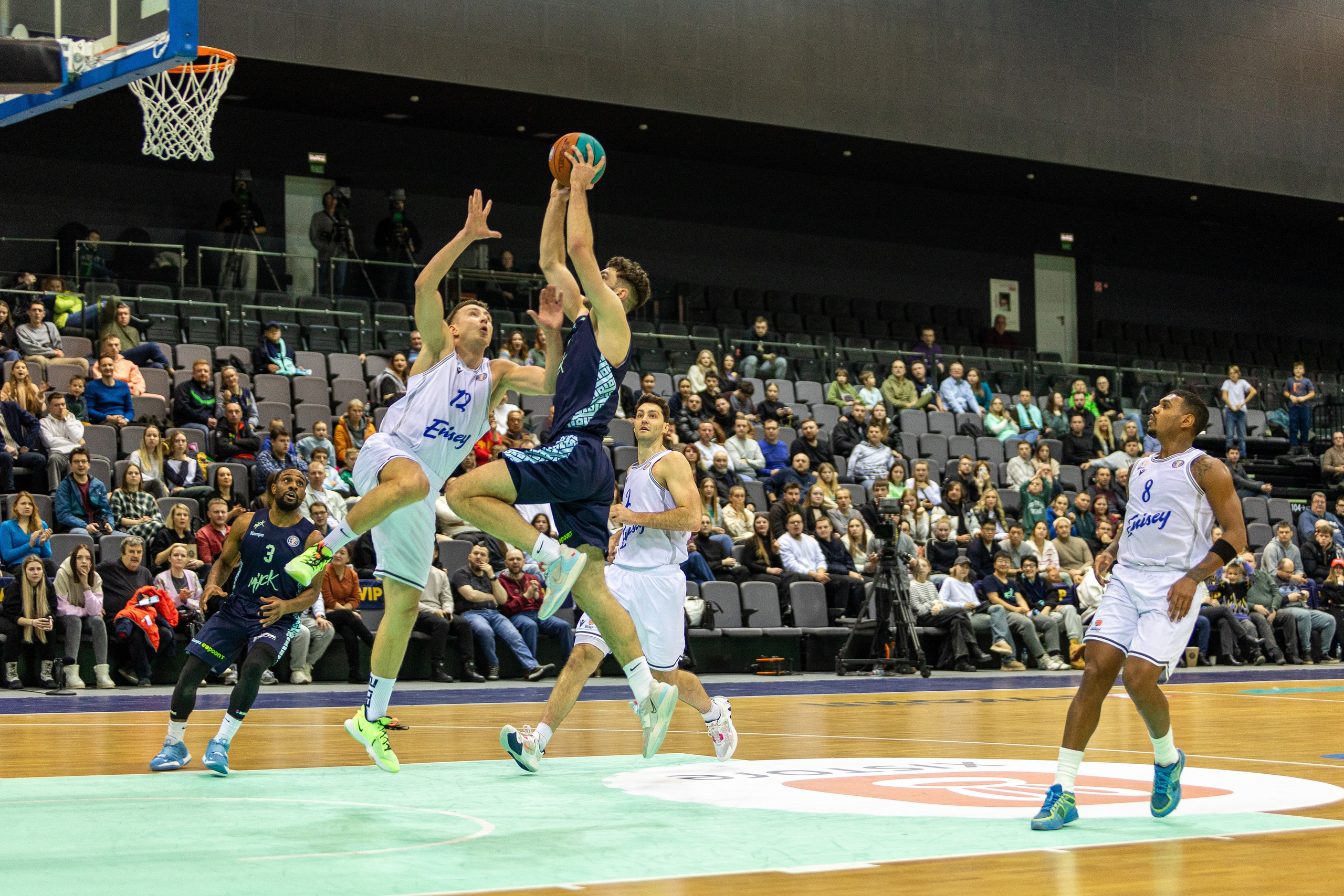 Баскетбол. Лучшие кадры. Минск — Енисей. 11.12.2023. Профессиональный интерьерный и репортажный фотограф Минск и РБ. Максим Орлов