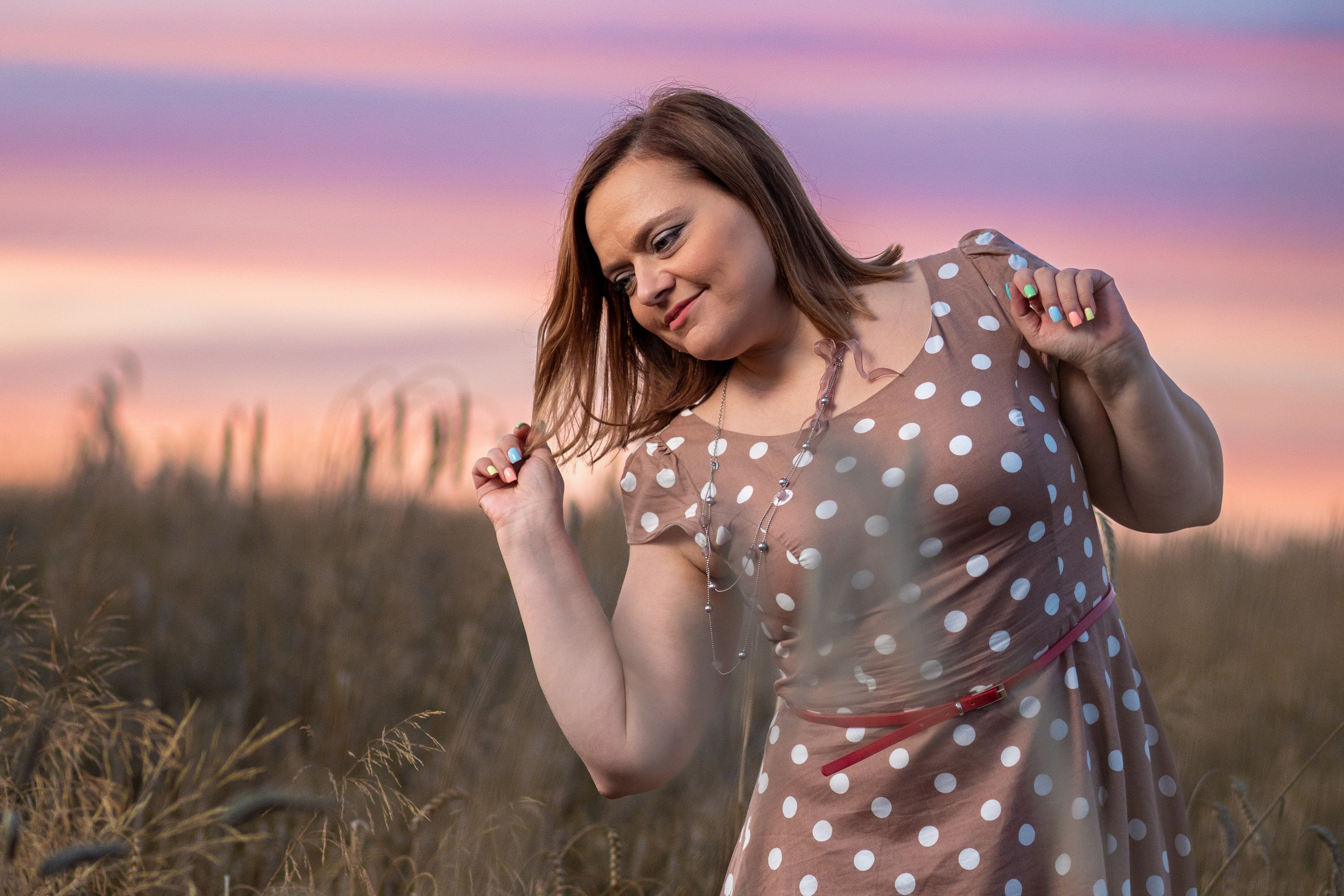 Катюша в поле на закате. Профессиональный интерьерный и репортажный фотограф Минск и РБ. Максим Орлов