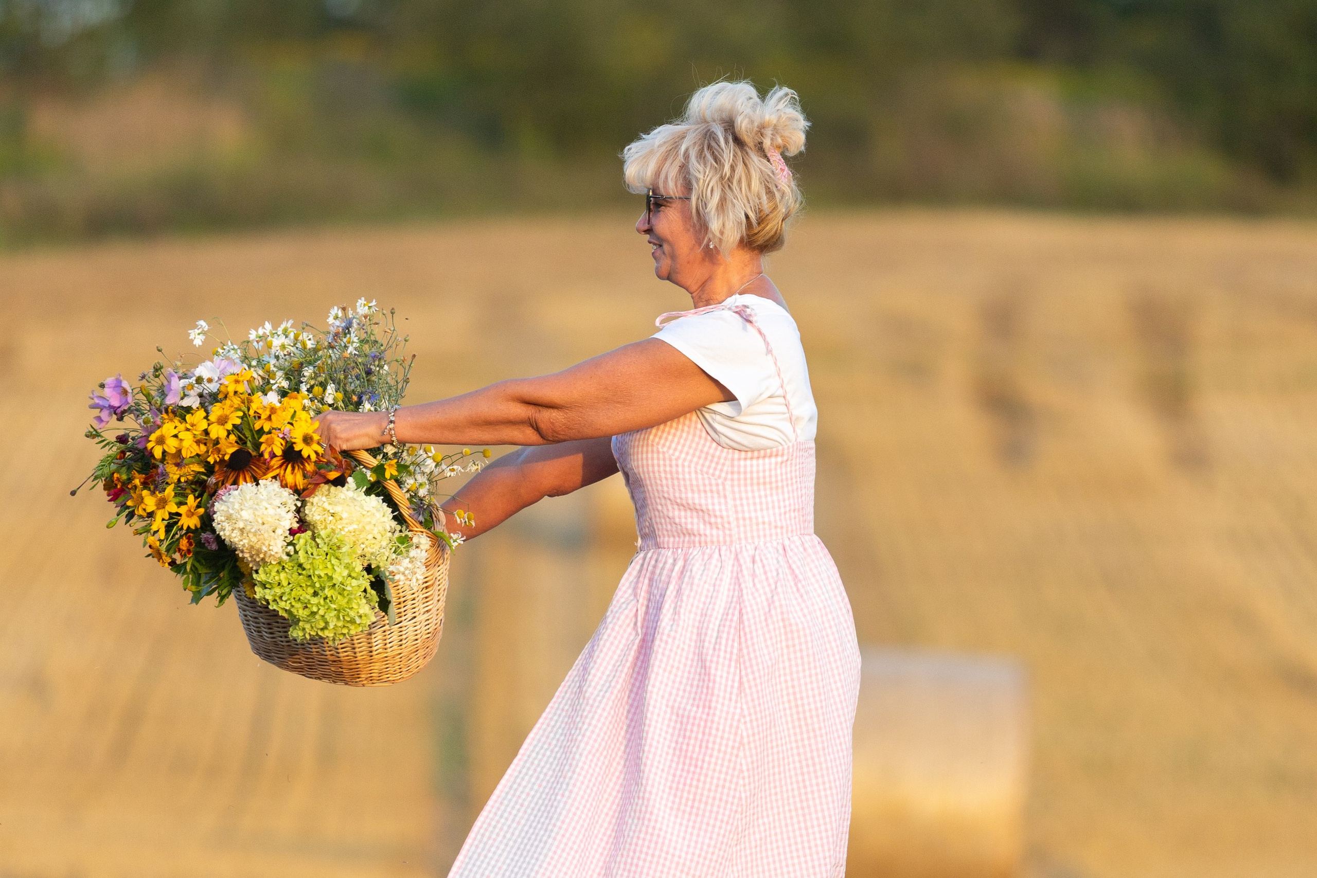 Фотосъемка в поле с Анной Николаевной. Профессиональный интерьерный и репортажный фотограф Минск и РБ. Максим Орлов
