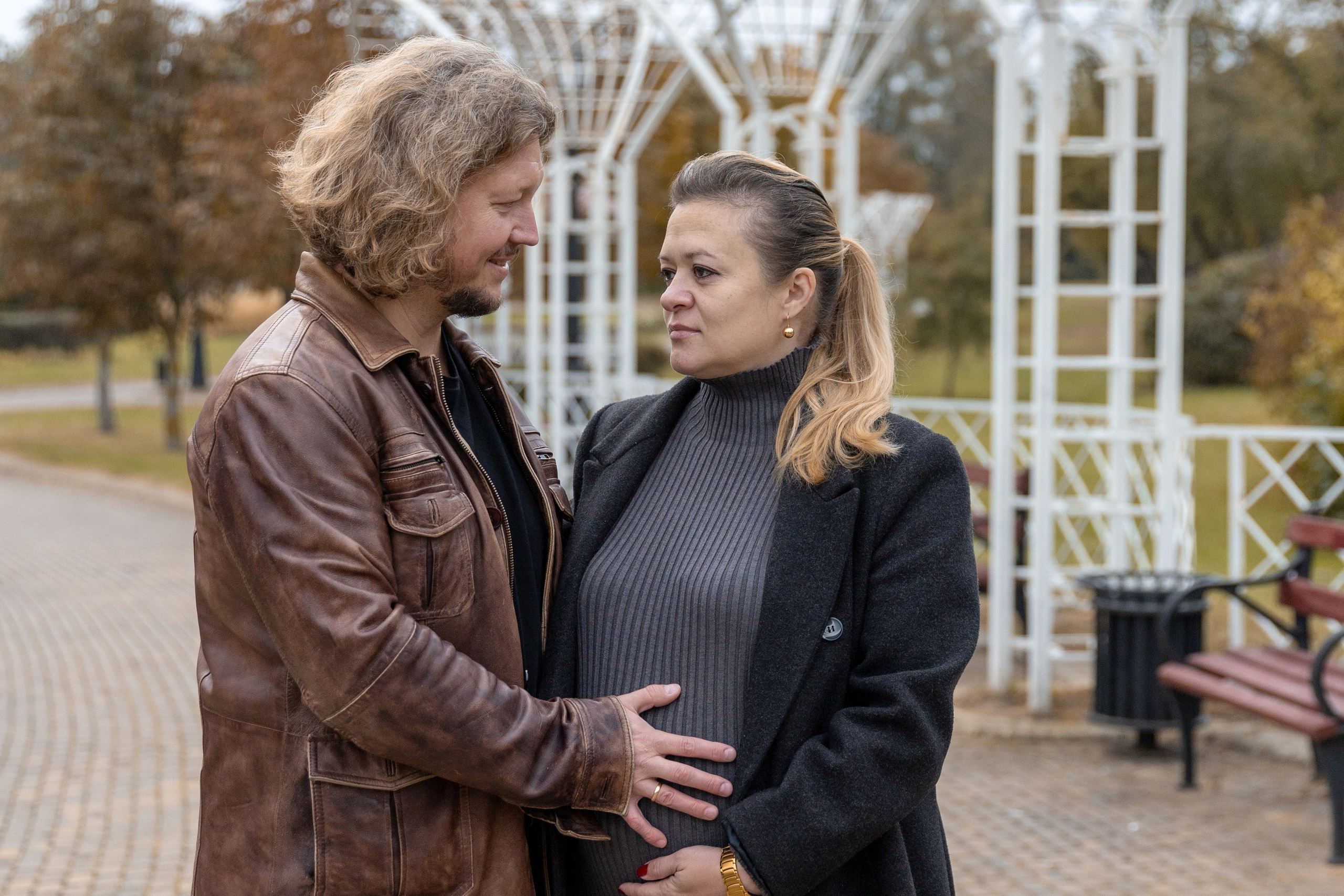 Олег и Марина. В ожидании. Фотосъемка в парке. Профессиональный интерьерный и репортажный фотограф Минск и РБ. Максим Орлов