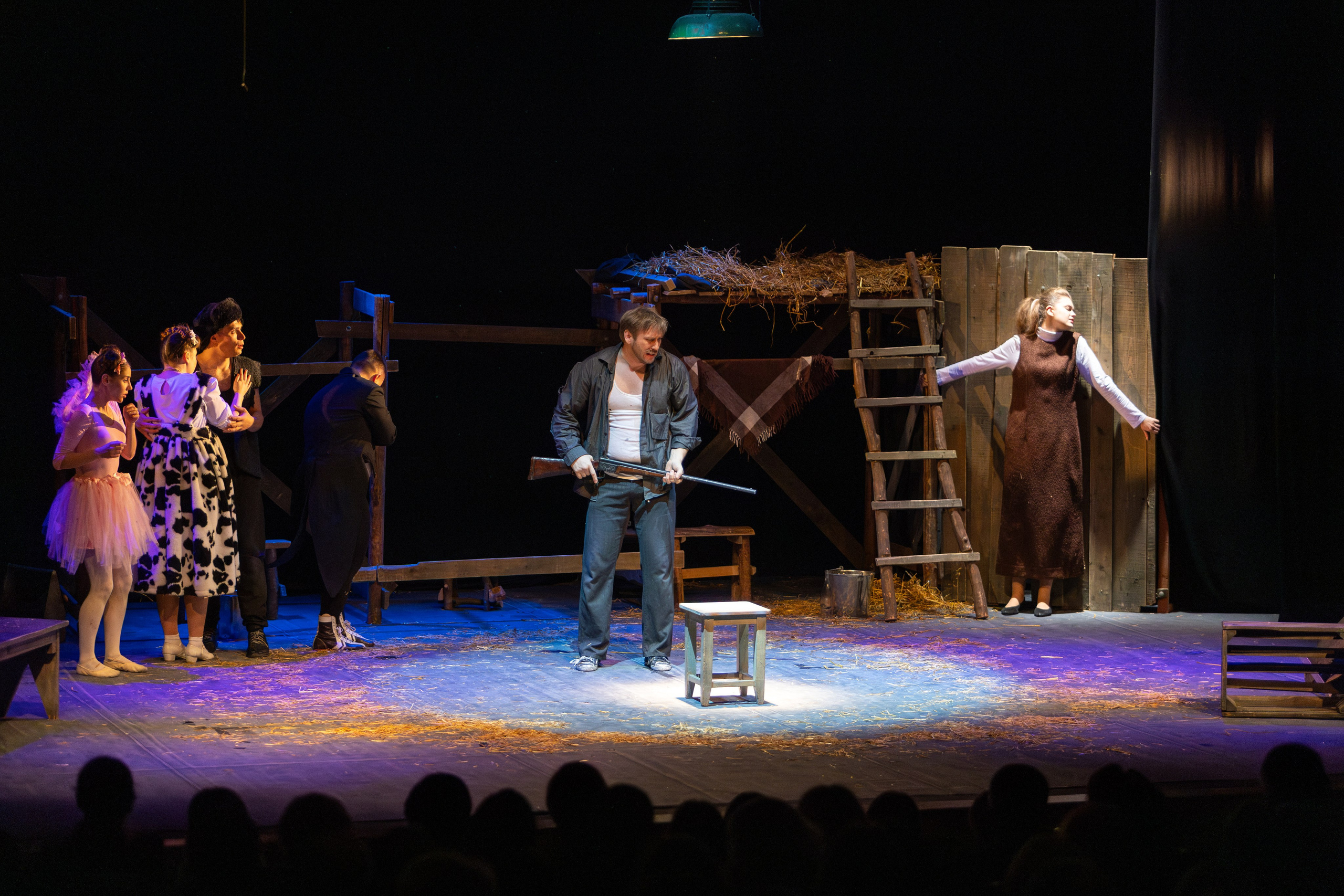 Театр белорусской армии «Очень простая история». Профессиональный интерьерный и репортажный фотограф Минск и РБ. Максим Орлов