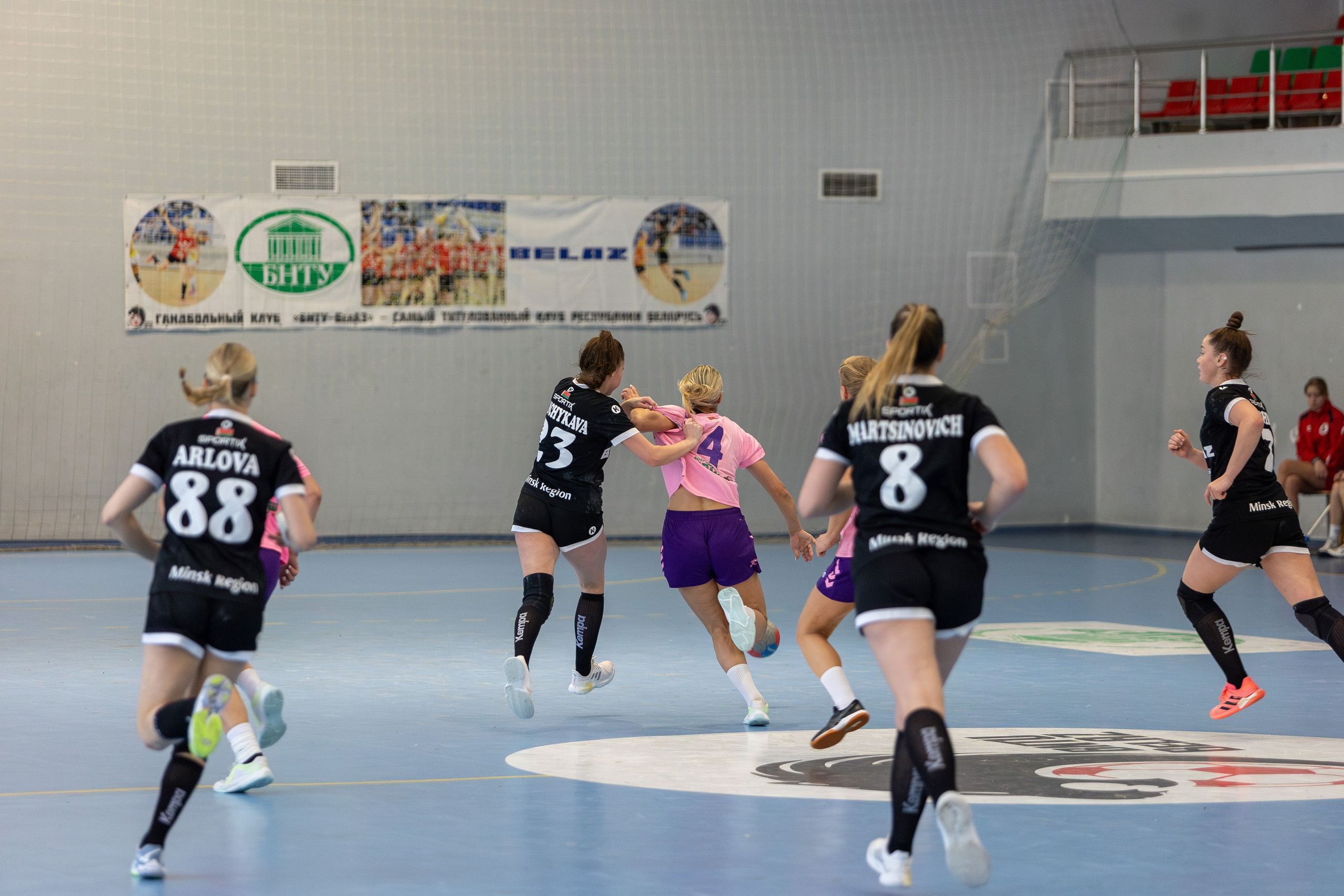 Женский гандбол. Лучшие кадры. БНТУ — Березина 09.12.2023. Профессиональный интерьерный и репортажный фотограф Минск и РБ. Максим Орлов