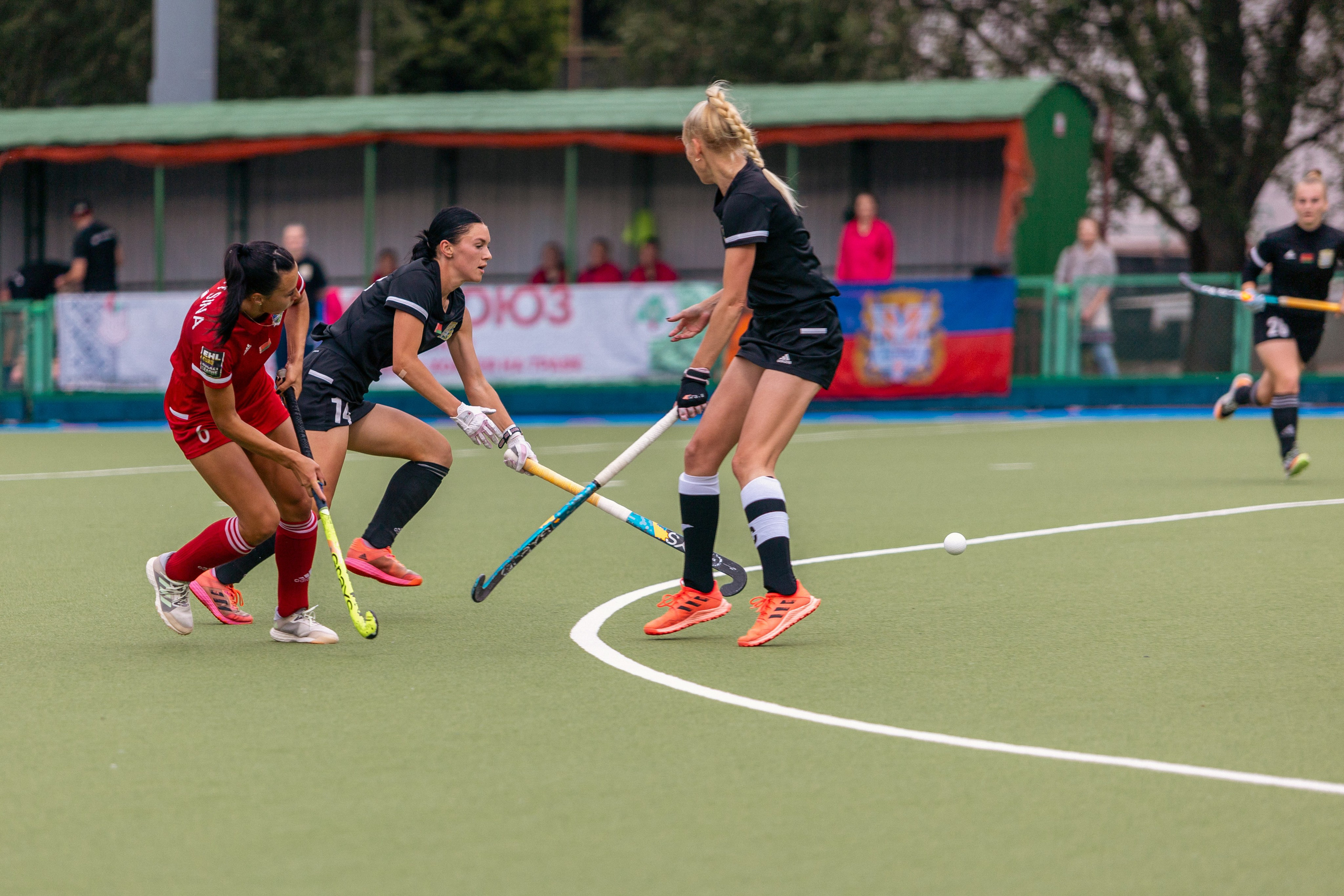 Хоккей на траве. Девушки. ХК Минск — ХК Виктория (Смолевичи) 10.06.2024. Профессиональный интерьерный и репортажный фотограф Минск и РБ. Максим Орлов