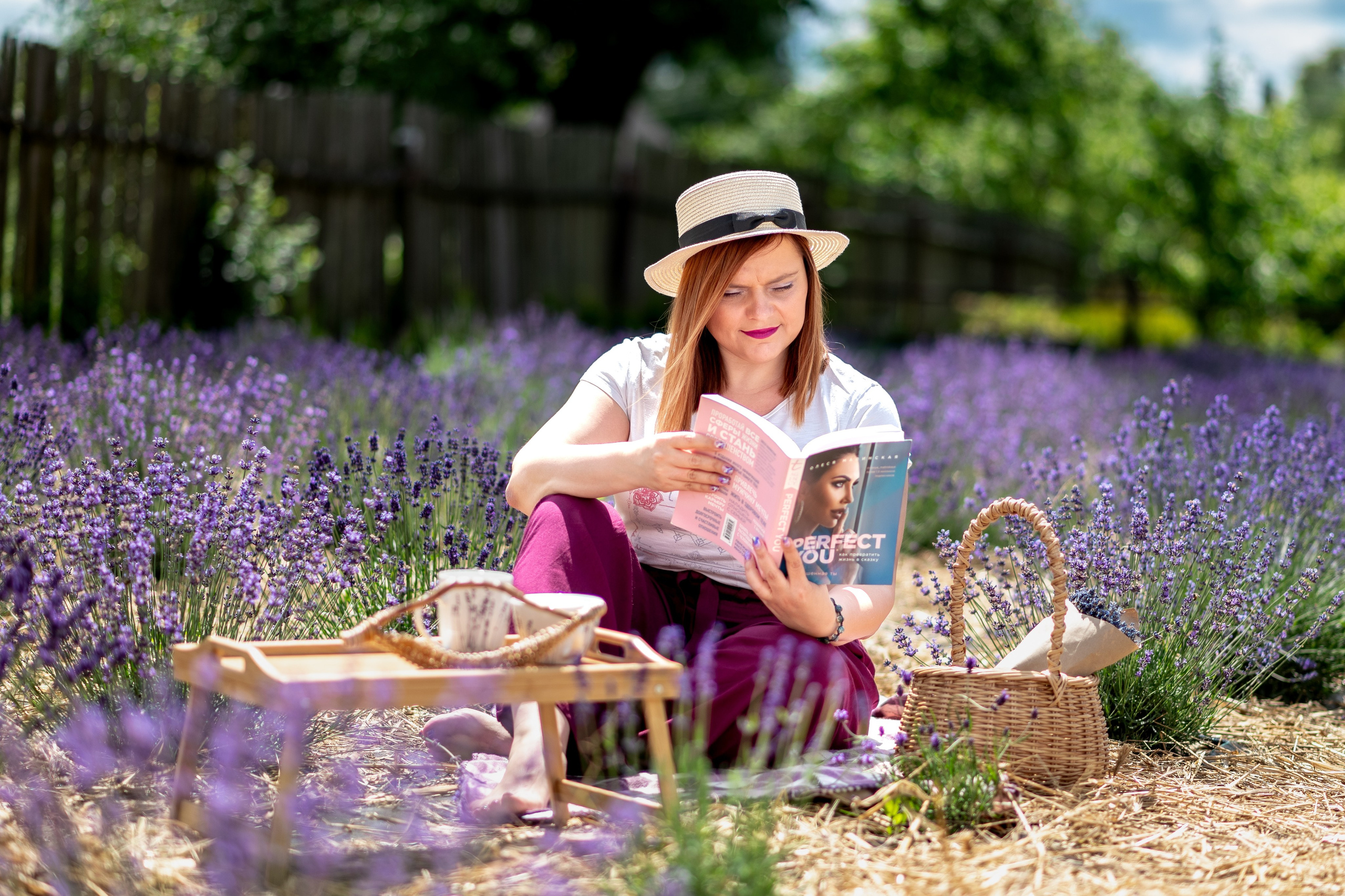 Катя и Оксана в лаванде. Профессиональный интерьерный и репортажный фотограф Минск и РБ. Максим Орлов