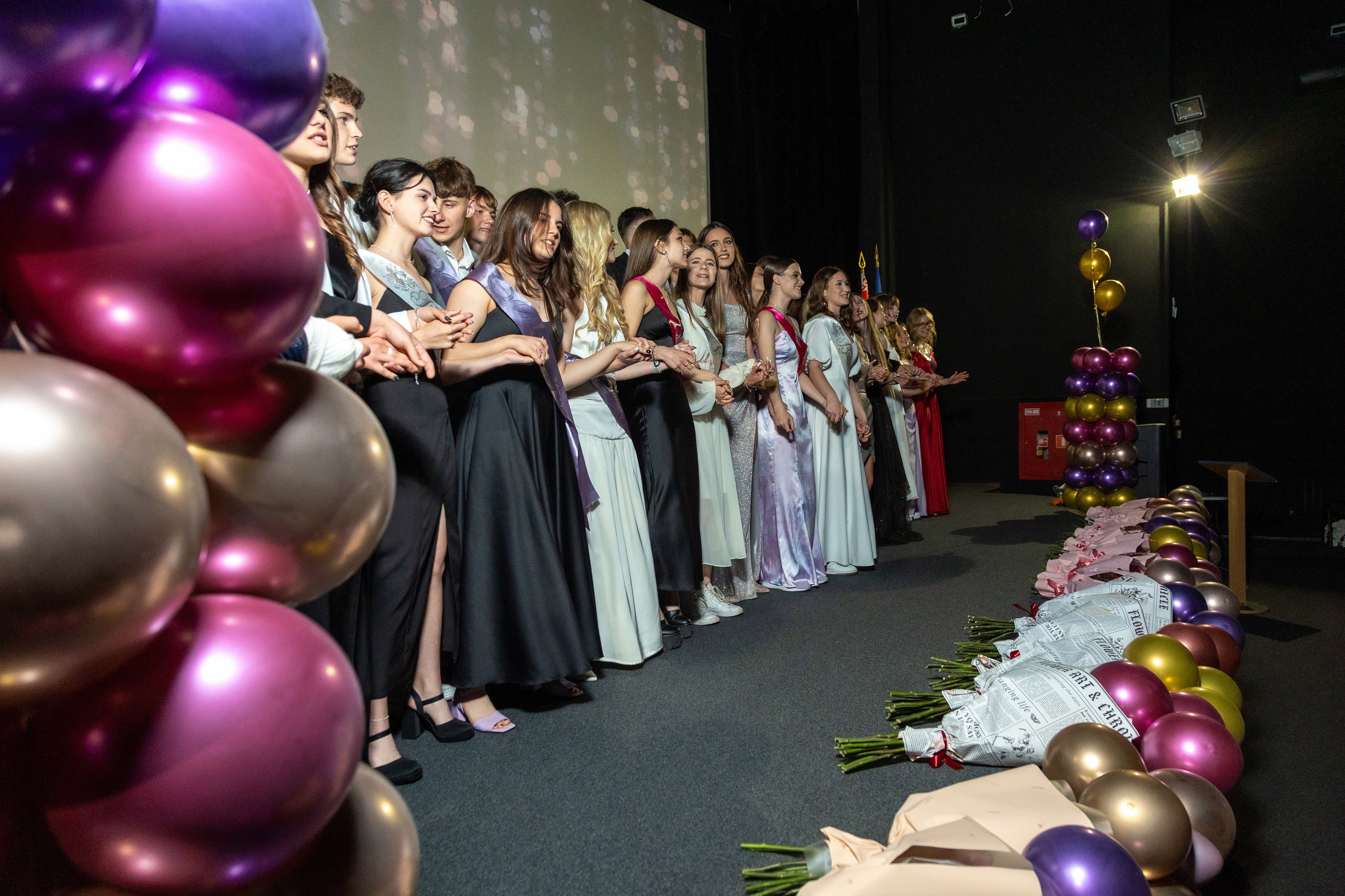 Вручение дипломов. 47 школа. Профессиональный интерьерный и репортажный фотограф Минск и РБ. Максим Орлов