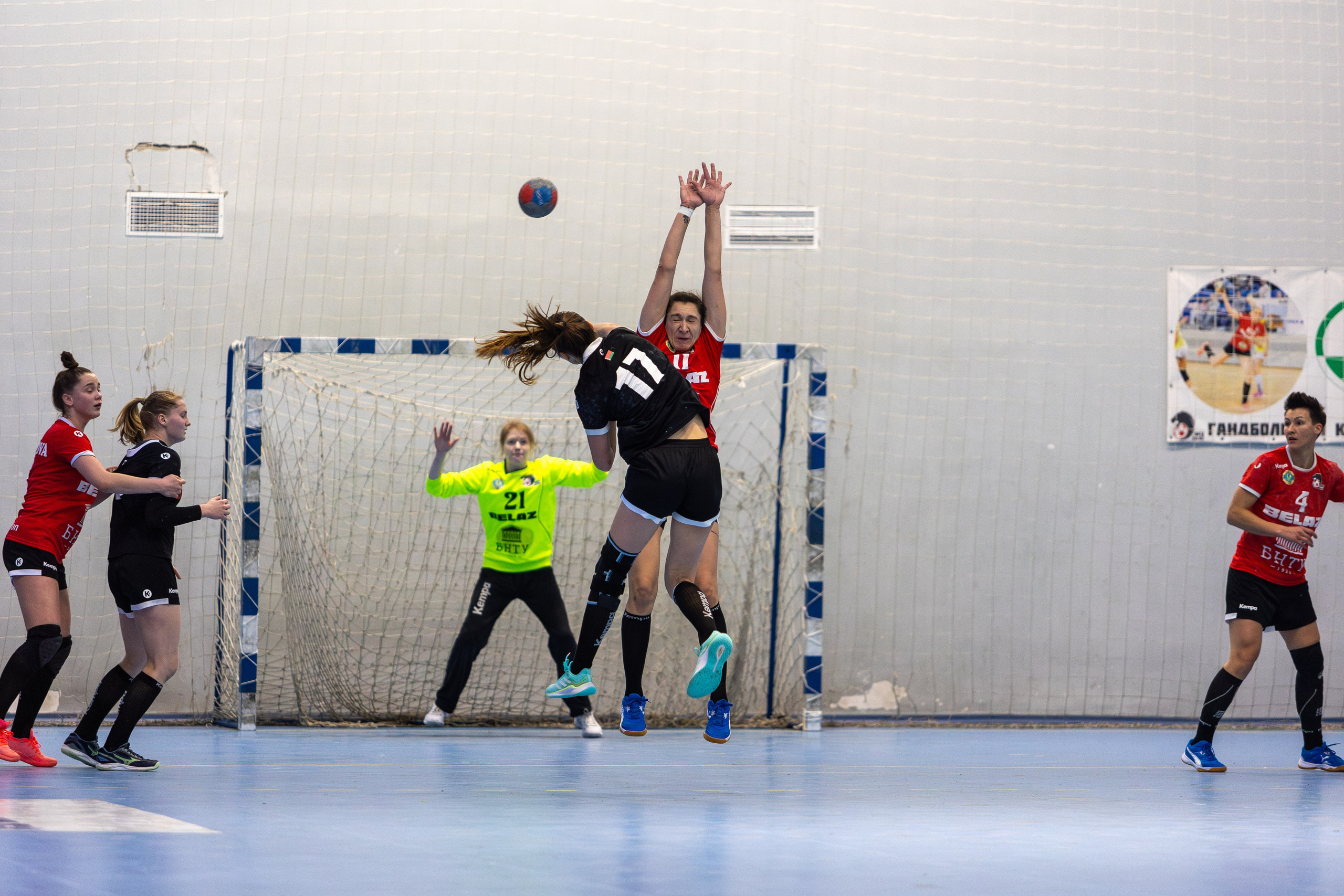 Гандбол. Лучшие кадры. БНТУ — Гродничанка. 13.12.2023. Профессиональный интерьерный и репортажный фотограф Минск и РБ. Максим Орлов