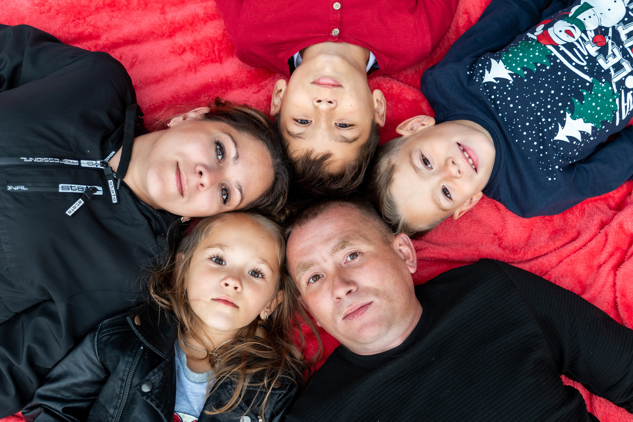 Руслан с семьей. Профессиональный интерьерный и репортажный фотограф Минск и РБ. Максим Орлов