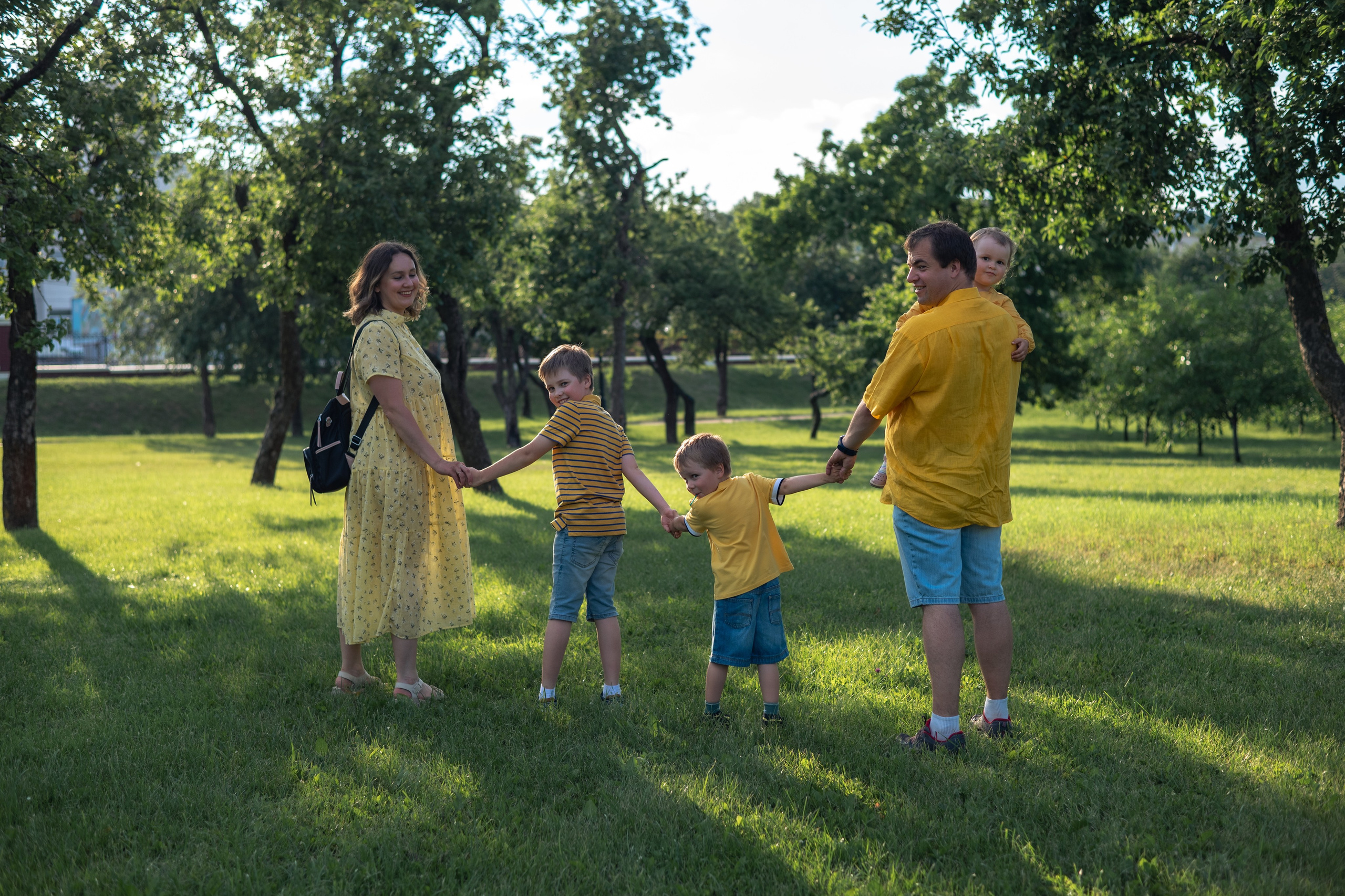 Максим, Алеся и их дети (Кирим, Федя и Зоя). Профессиональный интерьерный и репортажный фотограф Минск и РБ. Максим Орлов