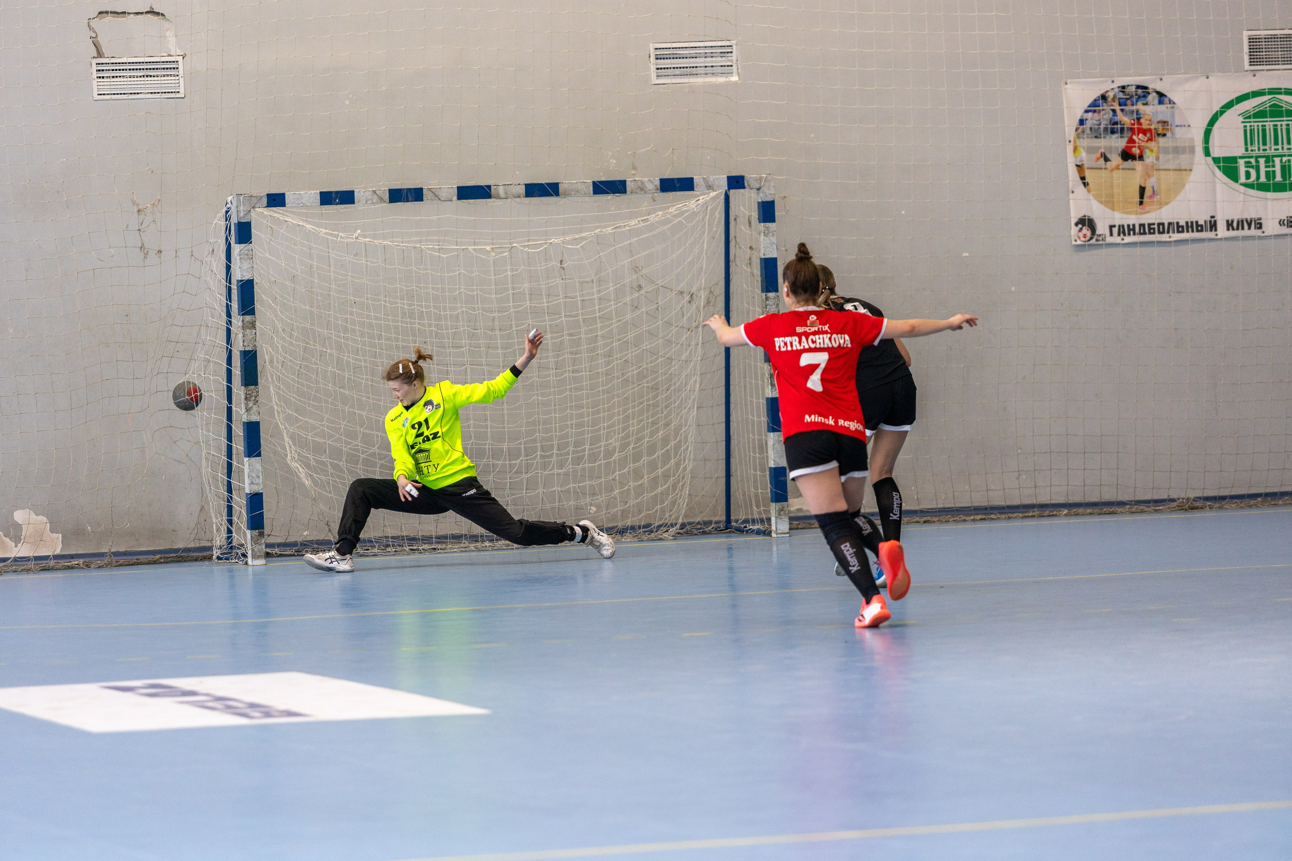 Гандбол. БНТУ — Березина. Профессиональный интерьерный и репортажный фотограф Минск и РБ. Максим Орлов