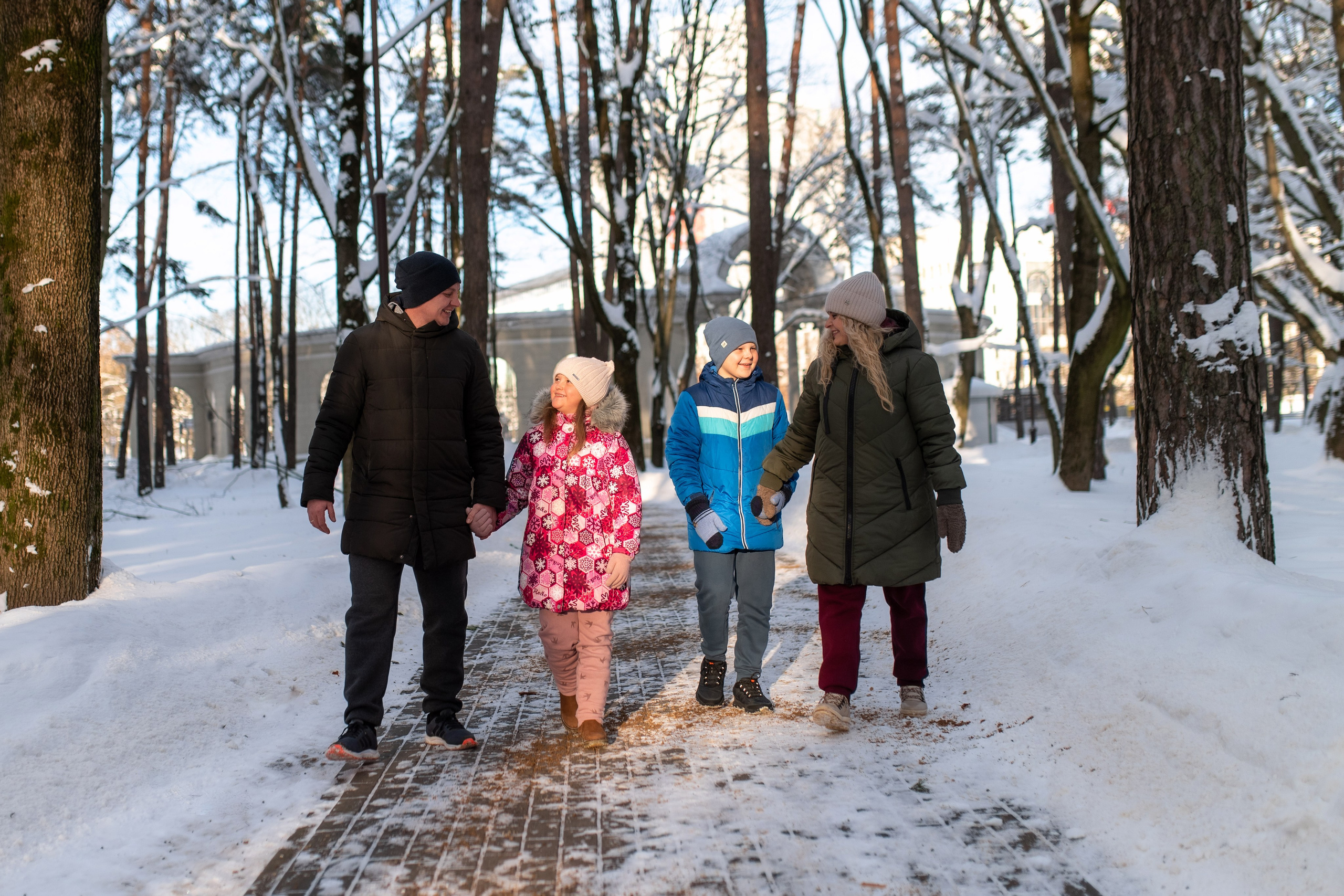 Сергей с семьей (в парке). Профессиональный интерьерный и репортажный фотограф Минск и РБ. Максим Орлов