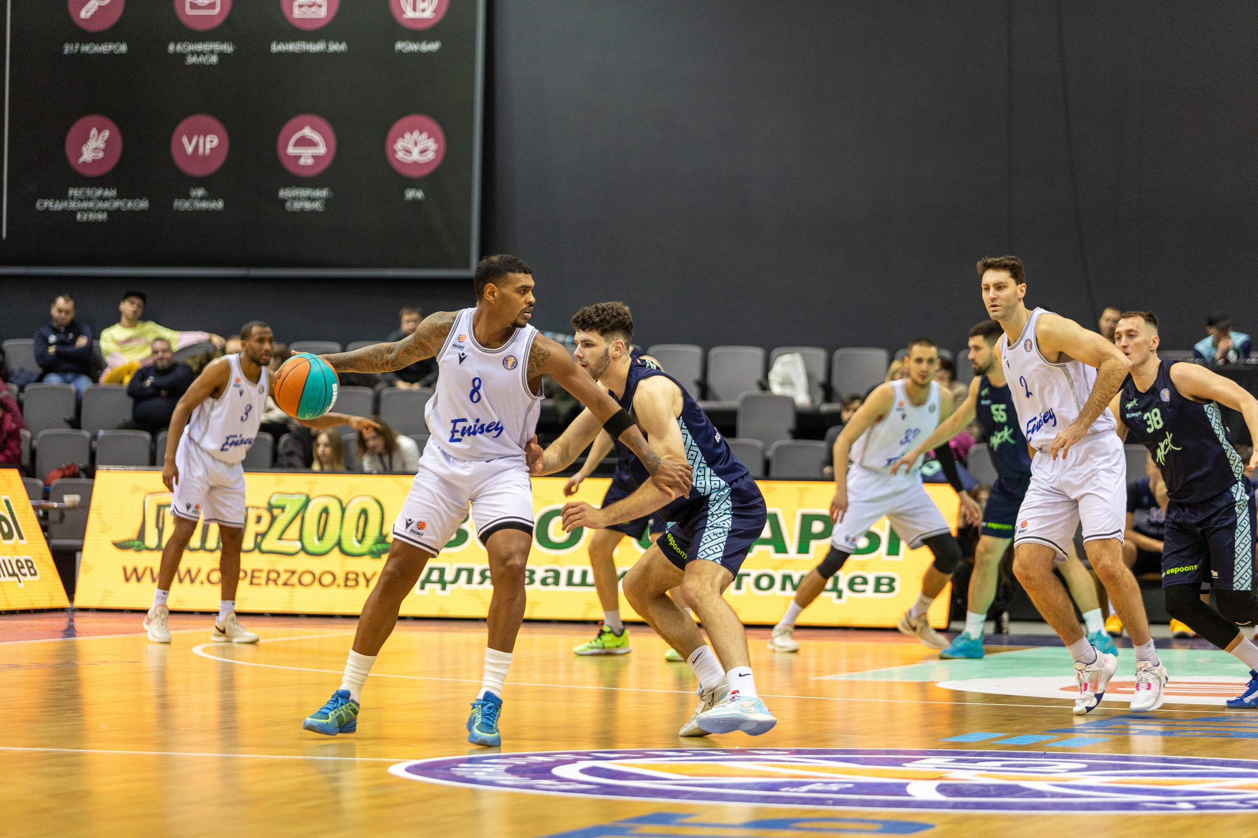 Баскетбол. Лучшие кадры. Минск — Енисей. 11.12.2023. Профессиональный интерьерный и репортажный фотограф Минск и РБ. Максим Орлов