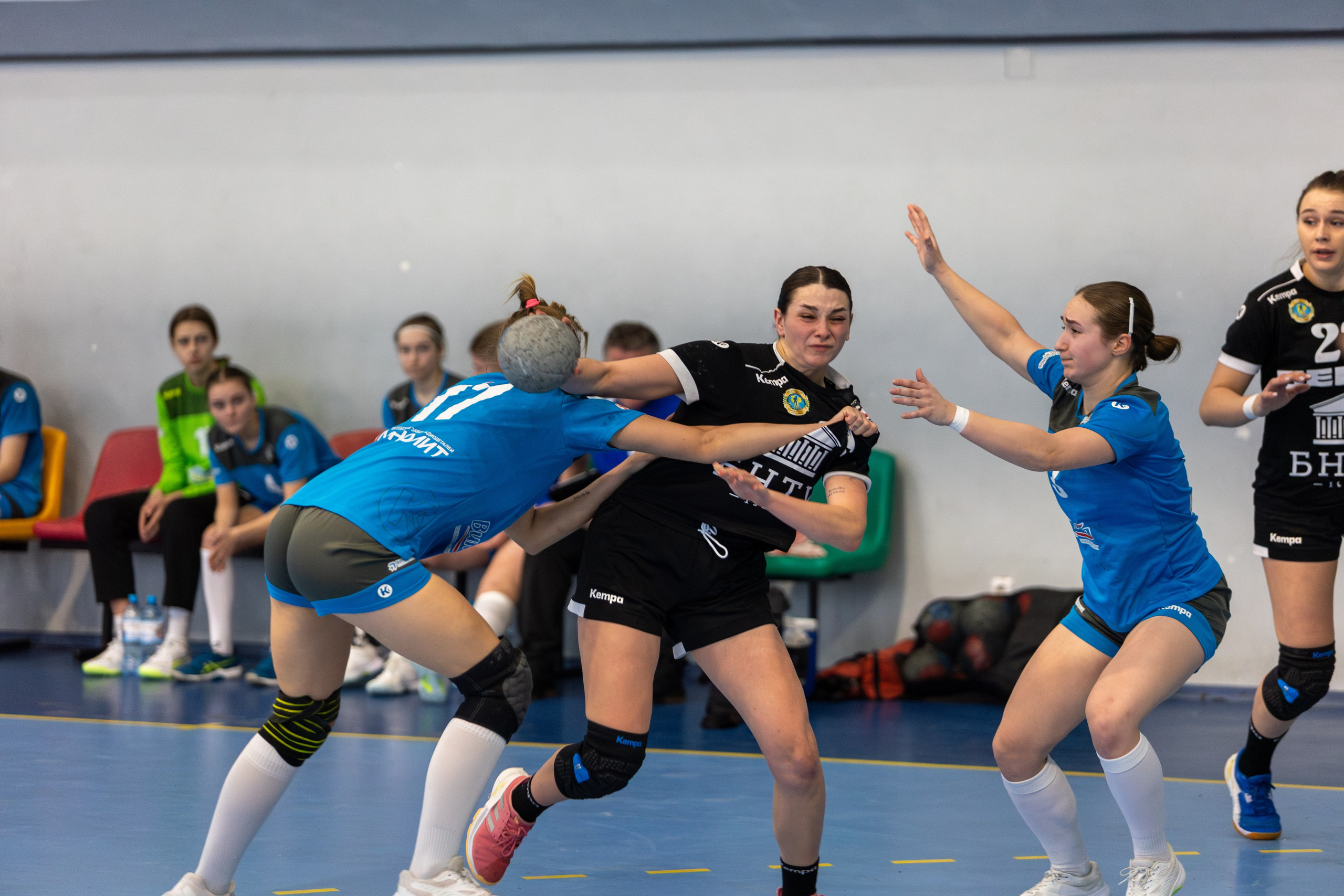 Гандбол. Лучшие кадры. БНТУ — Витебчанка. Профессиональный интерьерный и репортажный фотограф Минск и РБ. Максим Орлов