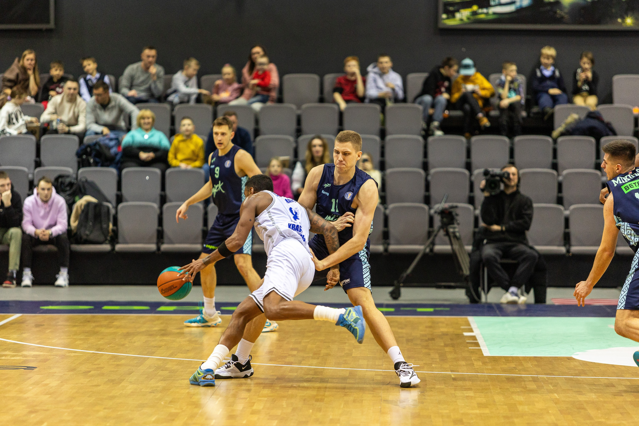 Баскетбол. Лучшие кадры. Минск — Енисей. 11.12.2023. Профессиональный интерьерный и репортажный фотограф Минск и РБ. Максим Орлов
