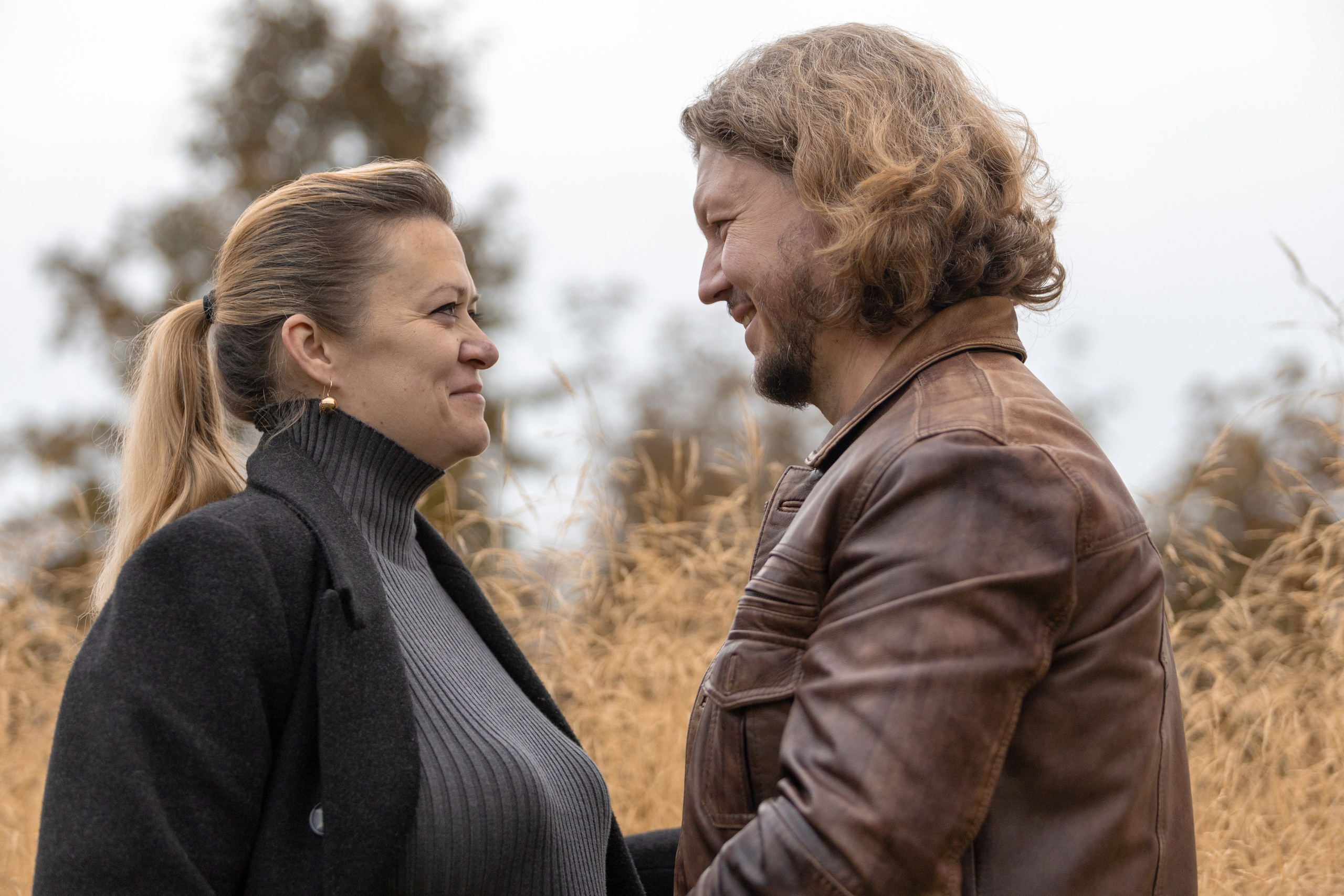 Олег и Марина. В ожидании. Фотосъемка в парке. Профессиональный интерьерный и репортажный фотограф Минск и РБ. Максим Орлов