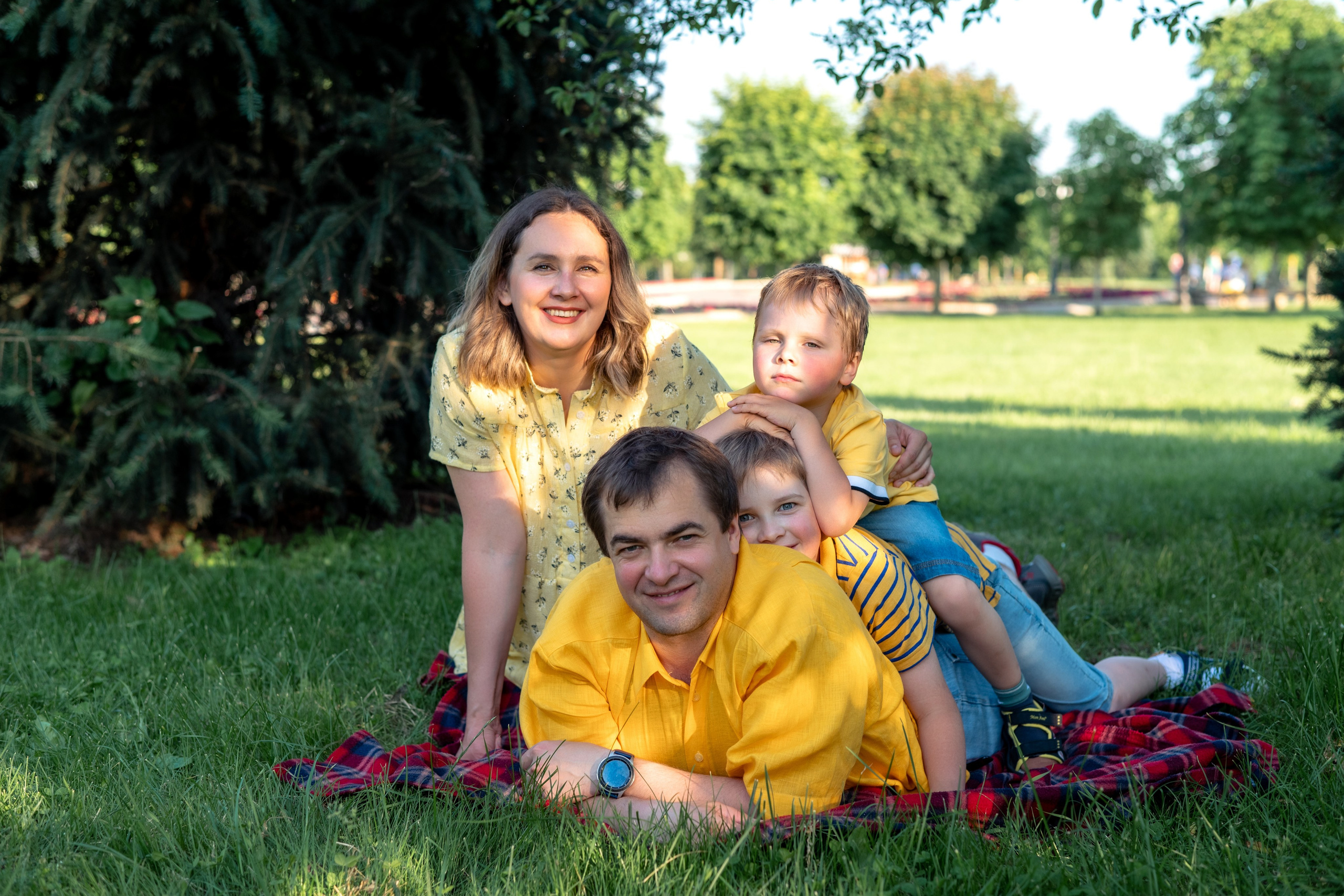 Максим, Алеся и их дети (Кирим, Федя и Зоя). Профессиональный интерьерный и репортажный фотограф Минск и РБ. Максим Орлов