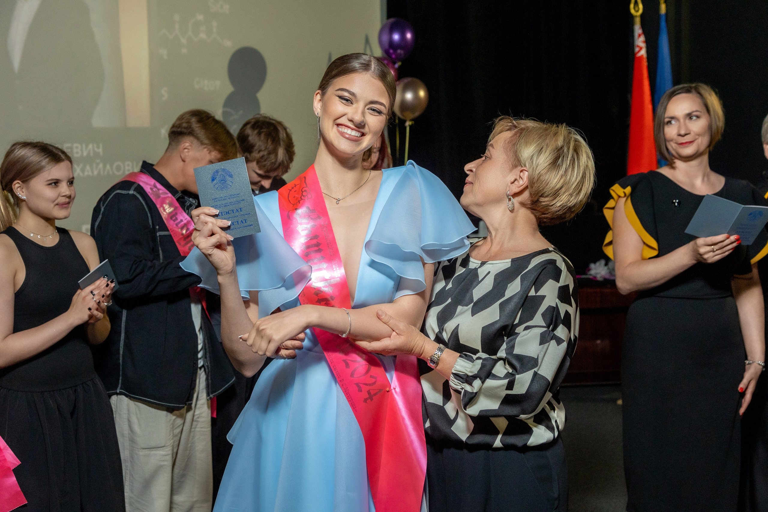 Вручение дипломов. 47 школа. Профессиональный интерьерный и репортажный фотограф Минск и РБ. Максим Орлов