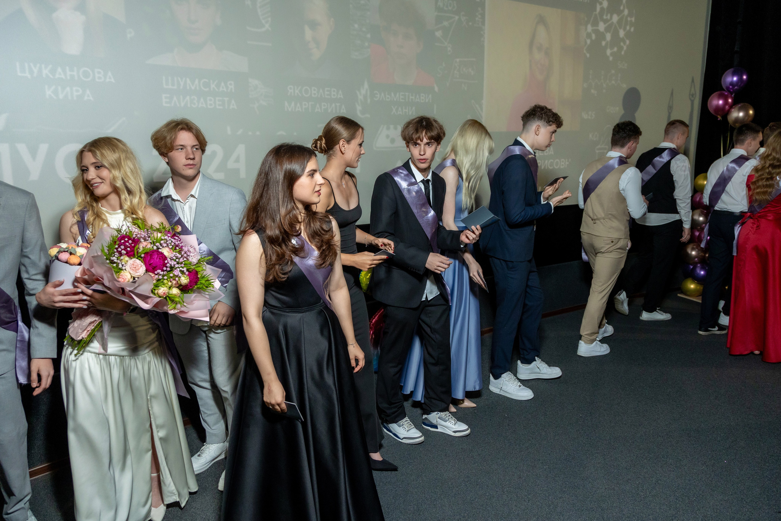 Вручение дипломов. 47 школа. Профессиональный интерьерный и репортажный фотограф Минск и РБ. Максим Орлов