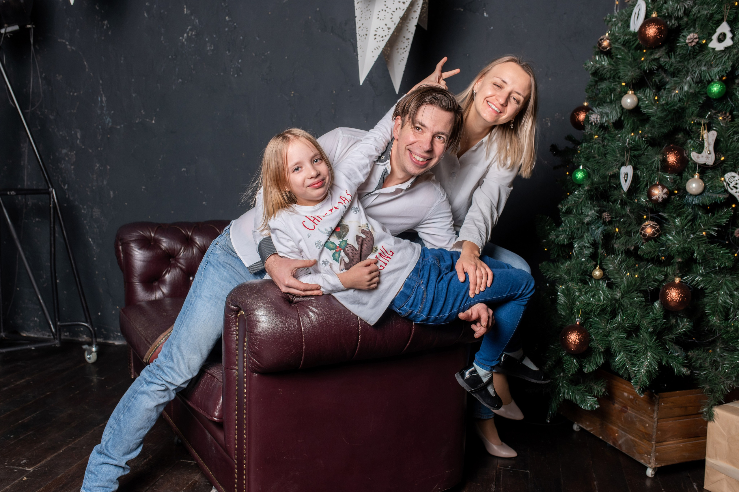 Саша, Аня и Вика (новогодняя). Профессиональный интерьерный и репортажный фотограф Минск и РБ. Максим Орлов