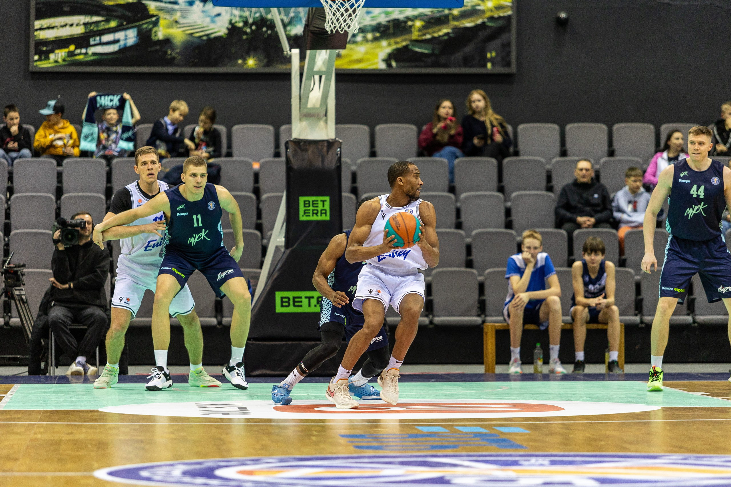 Баскетбол. Лучшие кадры. Минск — Енисей. 11.12.2023. Профессиональный интерьерный и репортажный фотограф Минск и РБ. Максим Орлов