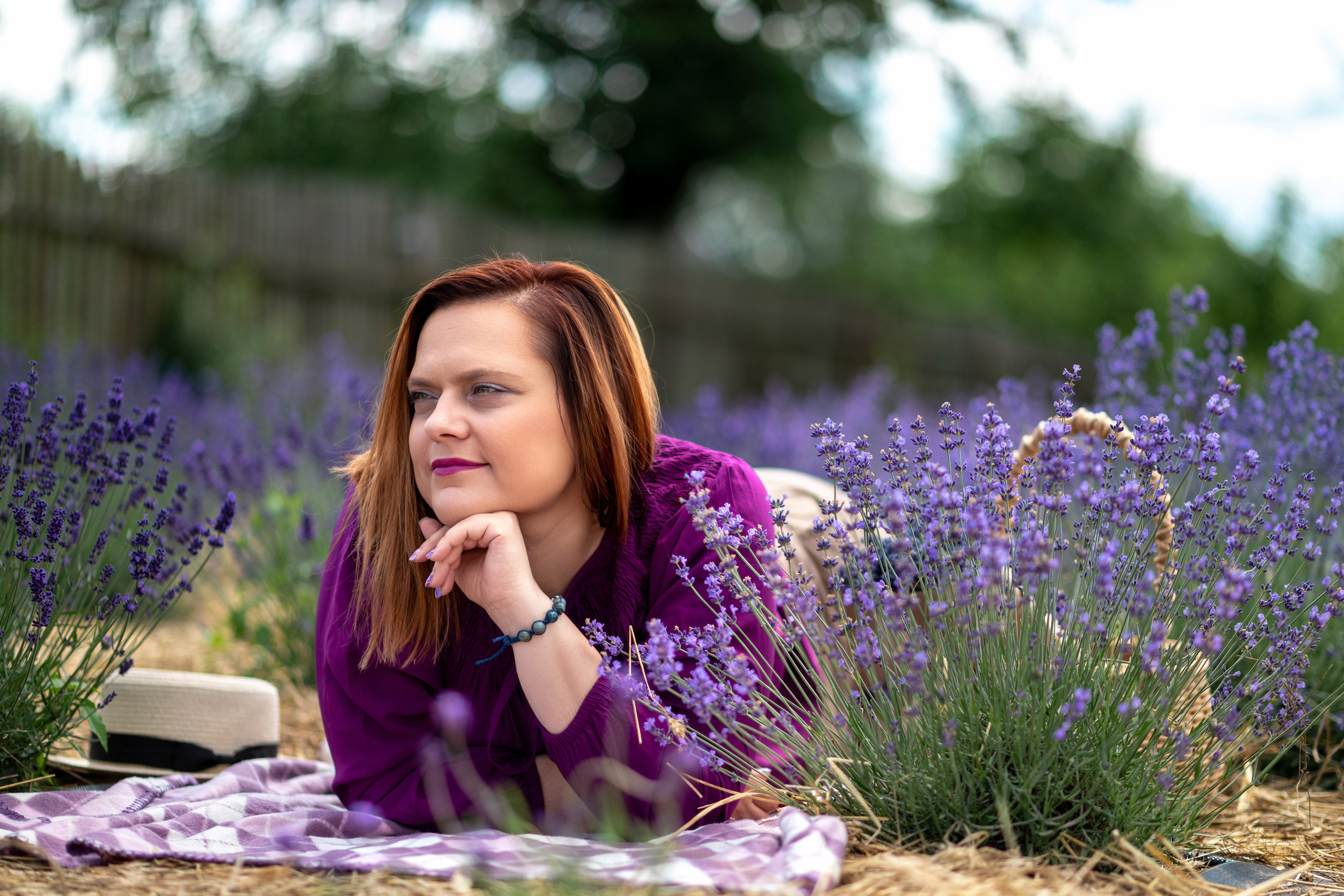 Катя и Оксана в лаванде. Профессиональный интерьерный и репортажный фотограф Минск и РБ. Максим Орлов