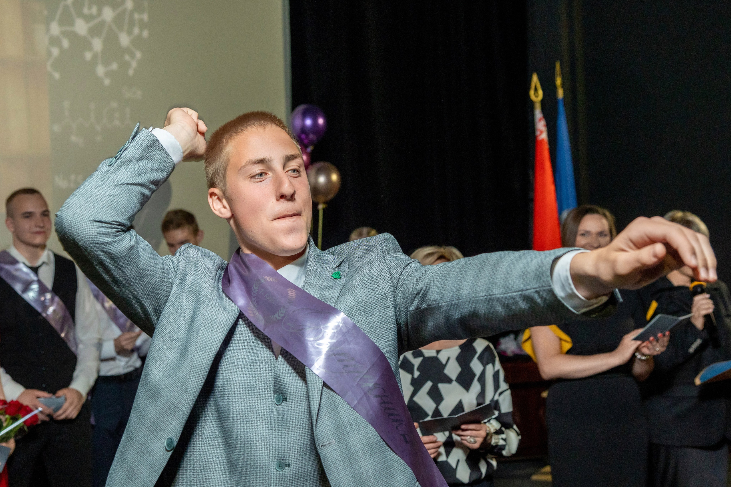 Вручение дипломов. 47 школа. Профессиональный интерьерный и репортажный фотограф Минск и РБ. Максим Орлов