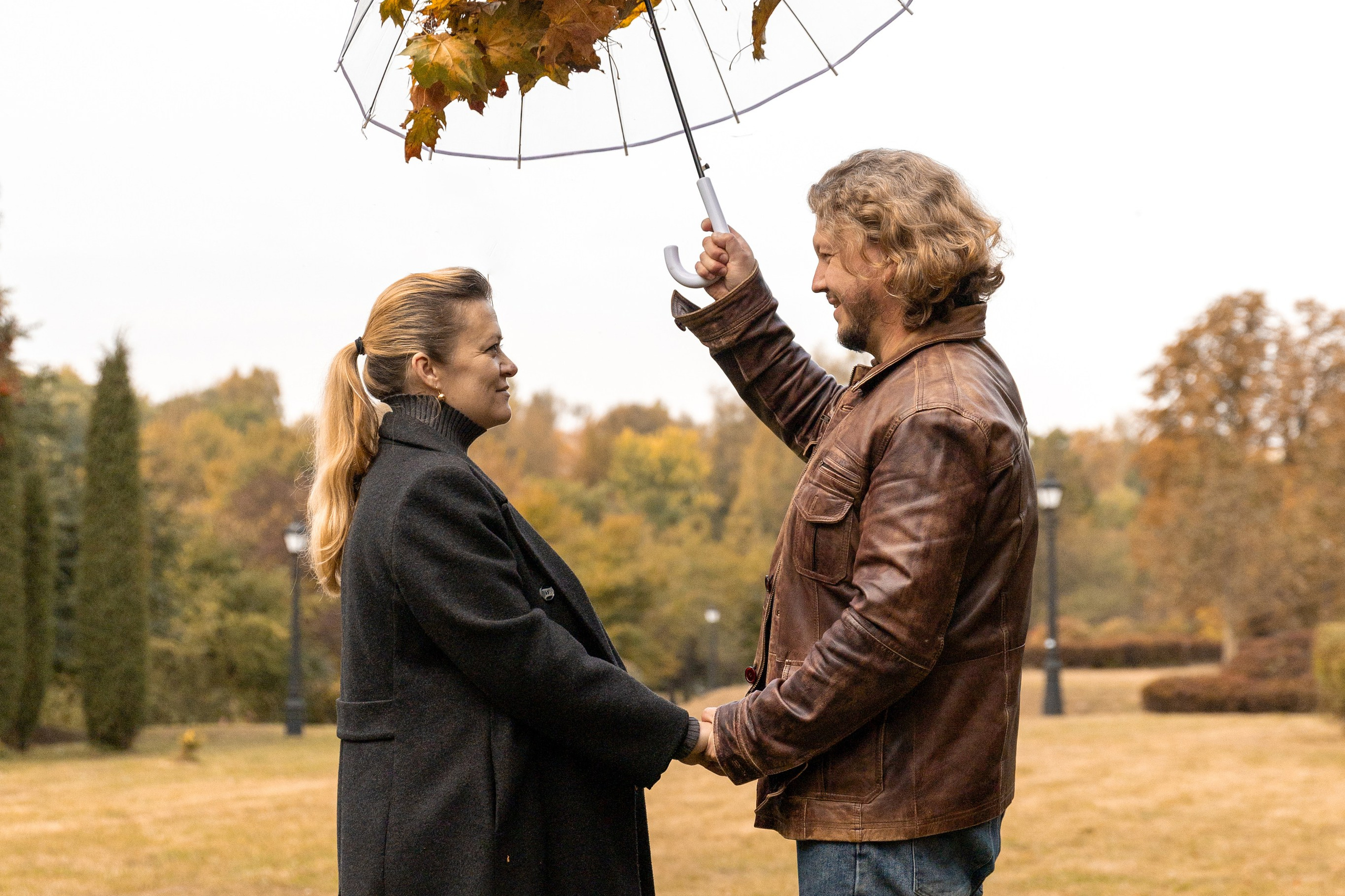 Олег и Марина. В ожидании. Фотосъемка в парке. Профессиональный интерьерный и репортажный фотограф Минск и РБ. Максим Орлов