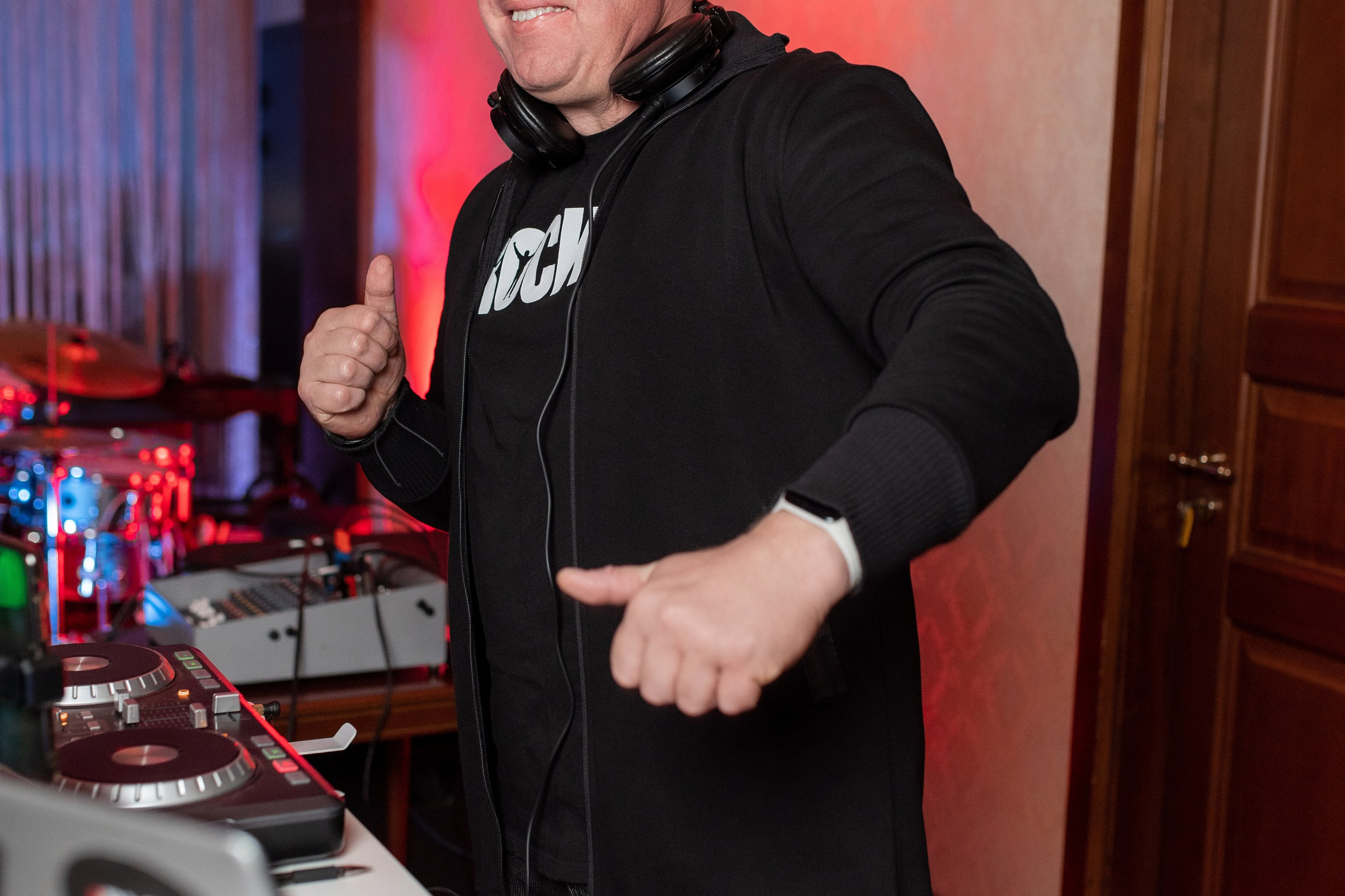 Андрей (ведущий) и Сергей (диджей). Профессиональный интерьерный и репортажный фотограф Минск и РБ. Максим Орлов