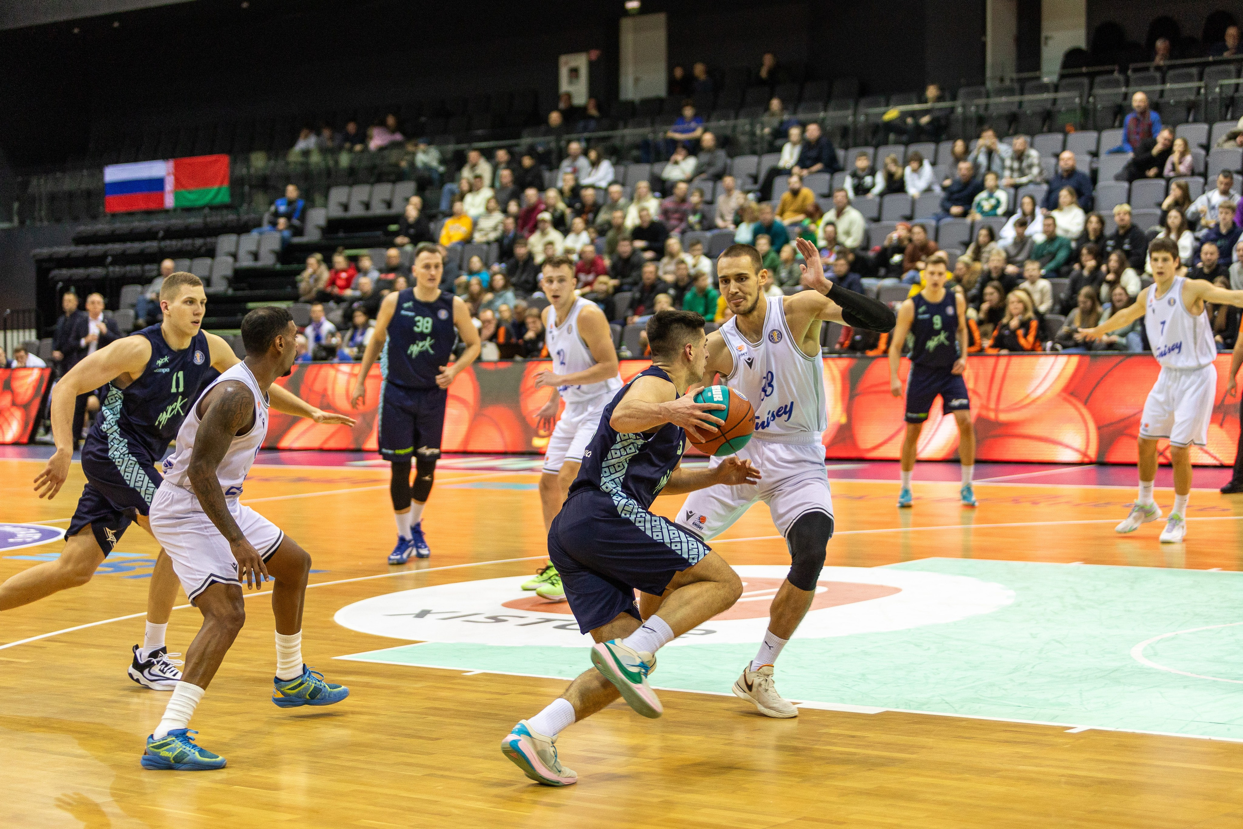 Баскетбол. Лучшие кадры. Минск — Енисей. 11.12.2023. Профессиональный интерьерный и репортажный фотограф Минск и РБ. Максим Орлов