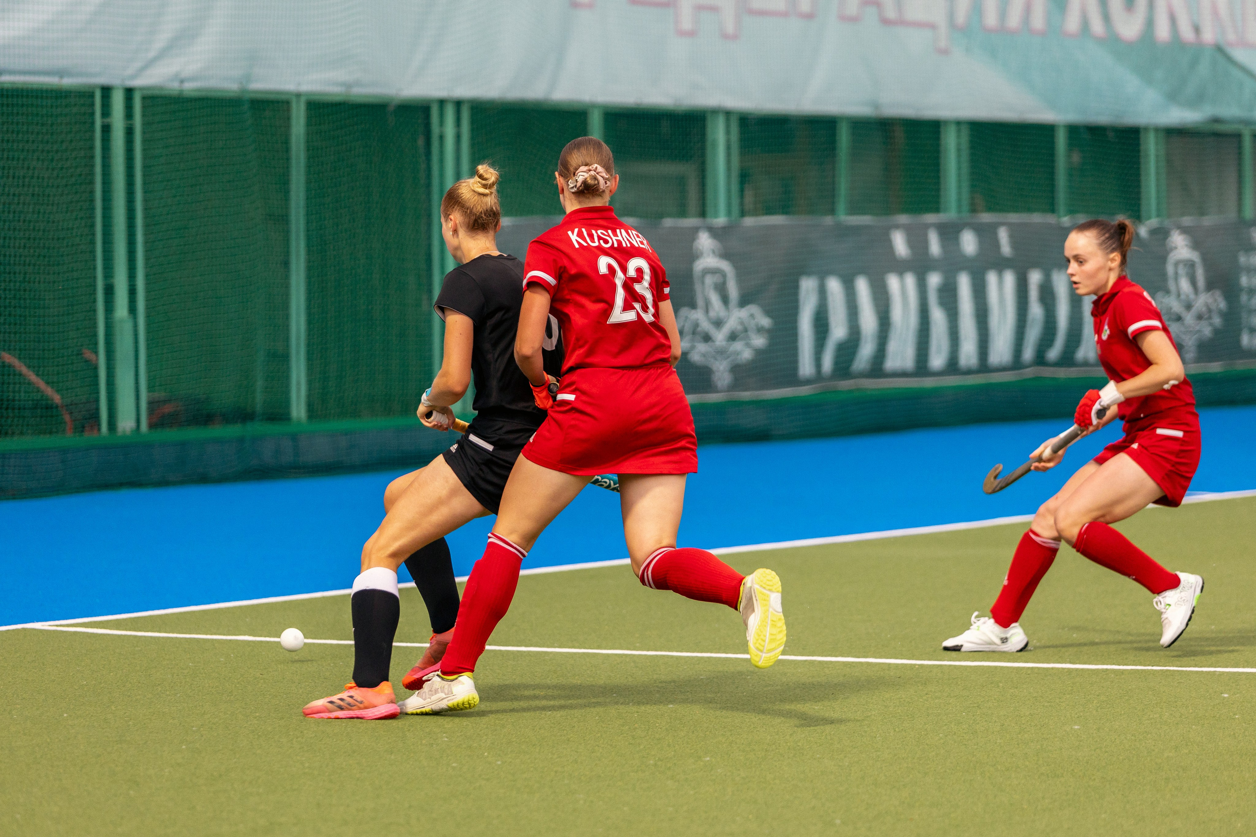 Хоккей на траве. Девушки. ХК Минск — ХК Виктория (Смолевичи) 10.06.2024. Профессиональный интерьерный и репортажный фотограф Минск и РБ. Максим Орлов