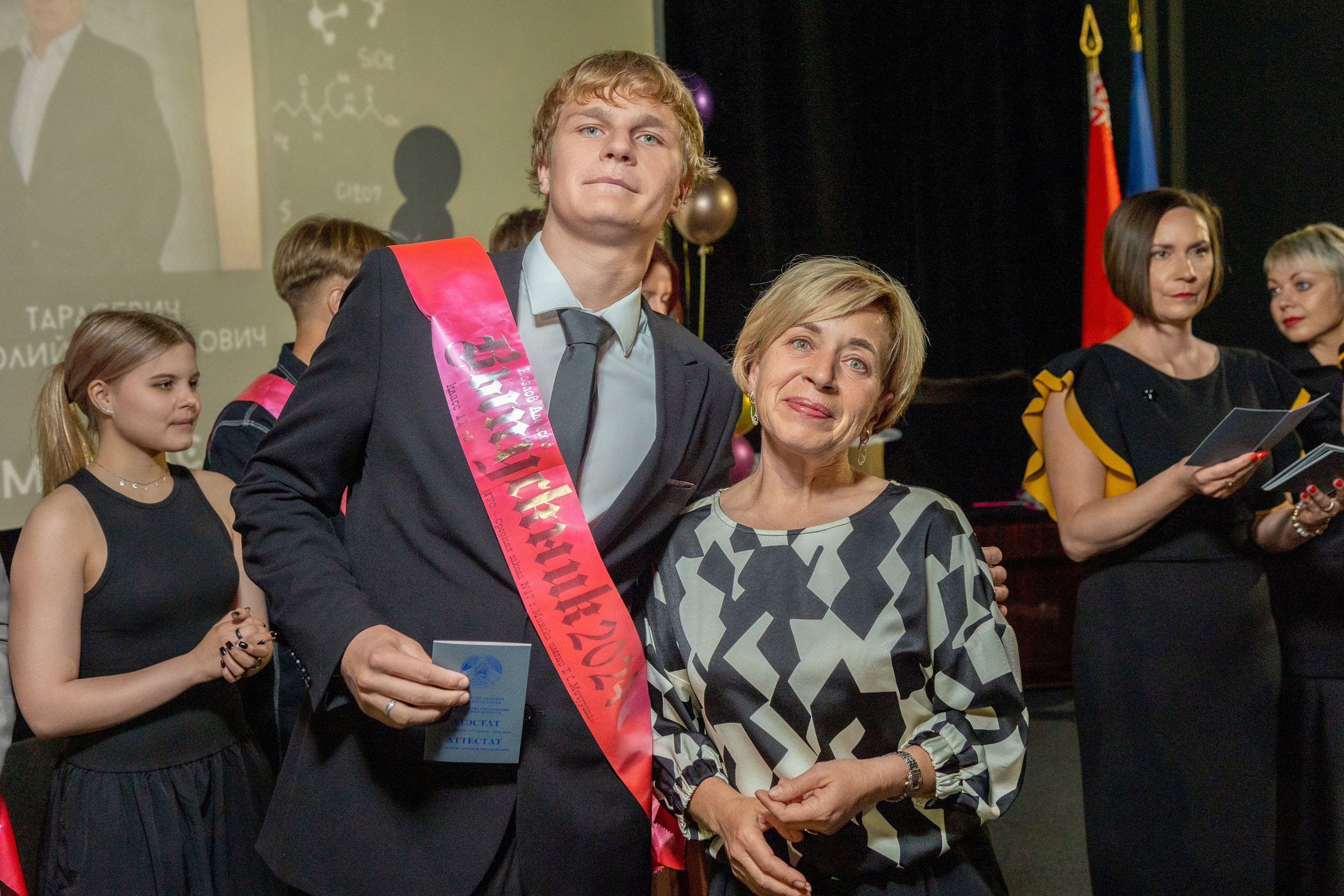 Вручение дипломов. 47 школа. Профессиональный интерьерный и репортажный фотограф Минск и РБ. Максим Орлов