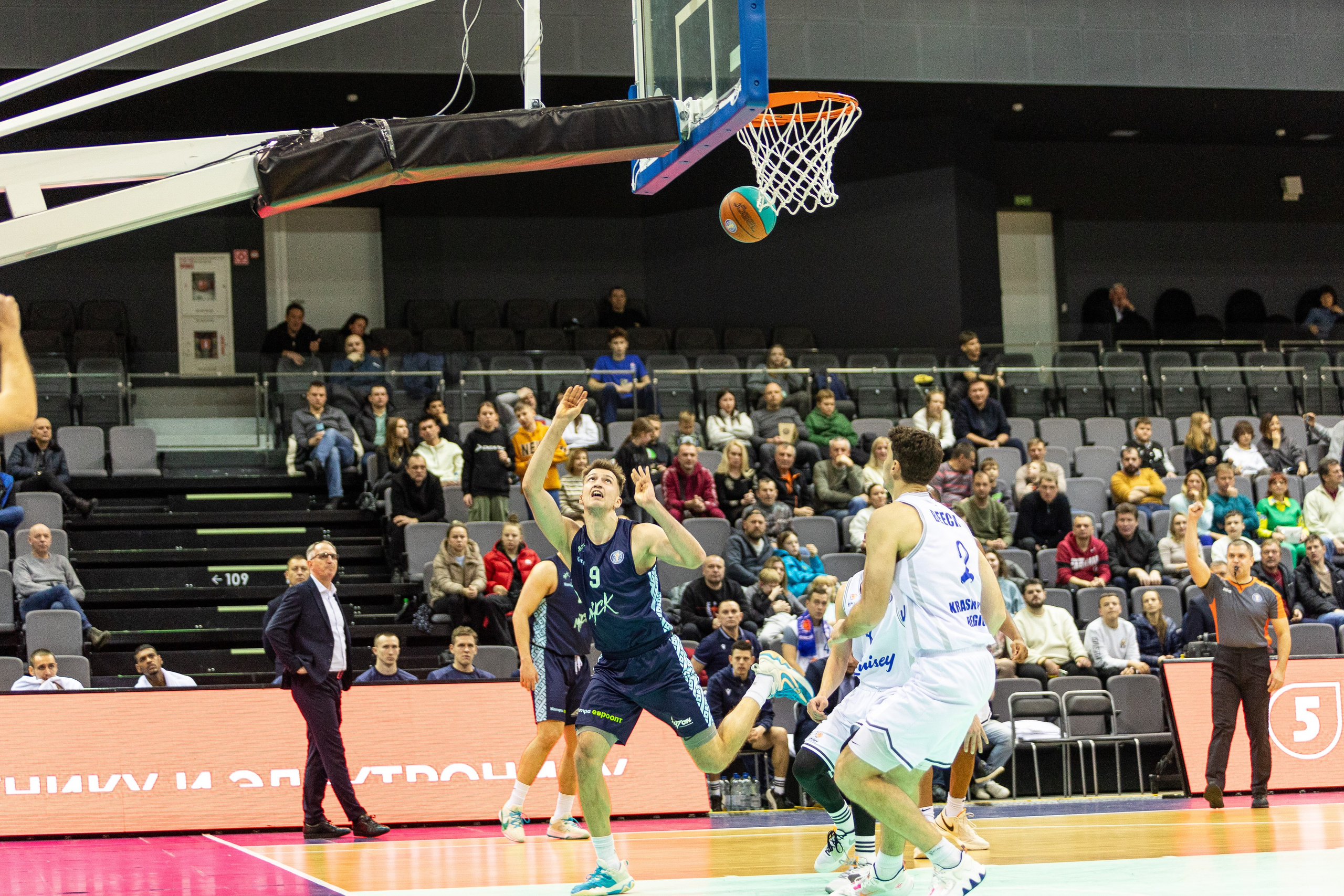 Баскетбол. Лучшие кадры. Минск — Енисей. 11.12.2023. Профессиональный интерьерный и репортажный фотограф Минск и РБ. Максим Орлов