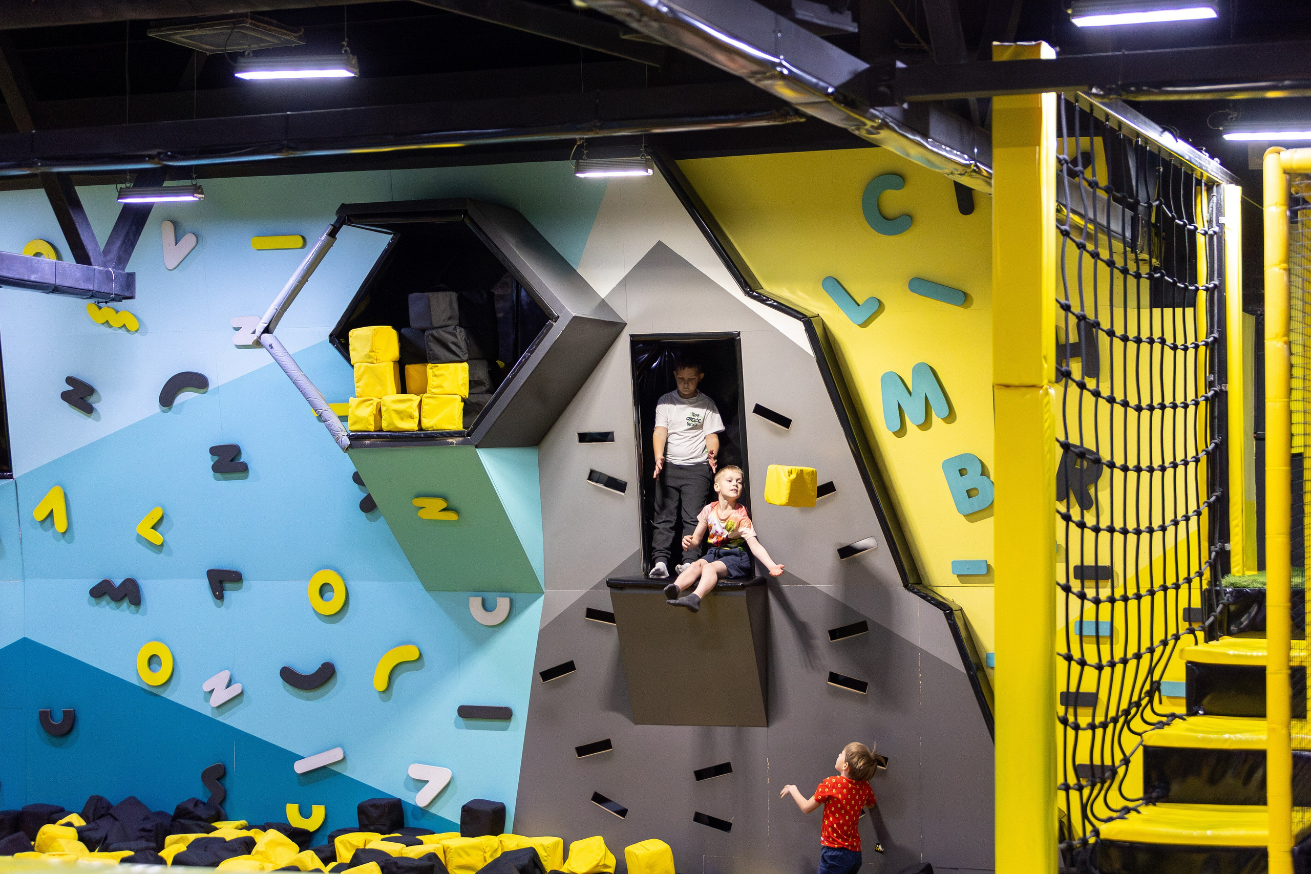 ДР Влада (батутная арена). Профессиональный интерьерный и репортажный фотограф Минск и РБ. Максим Орлов