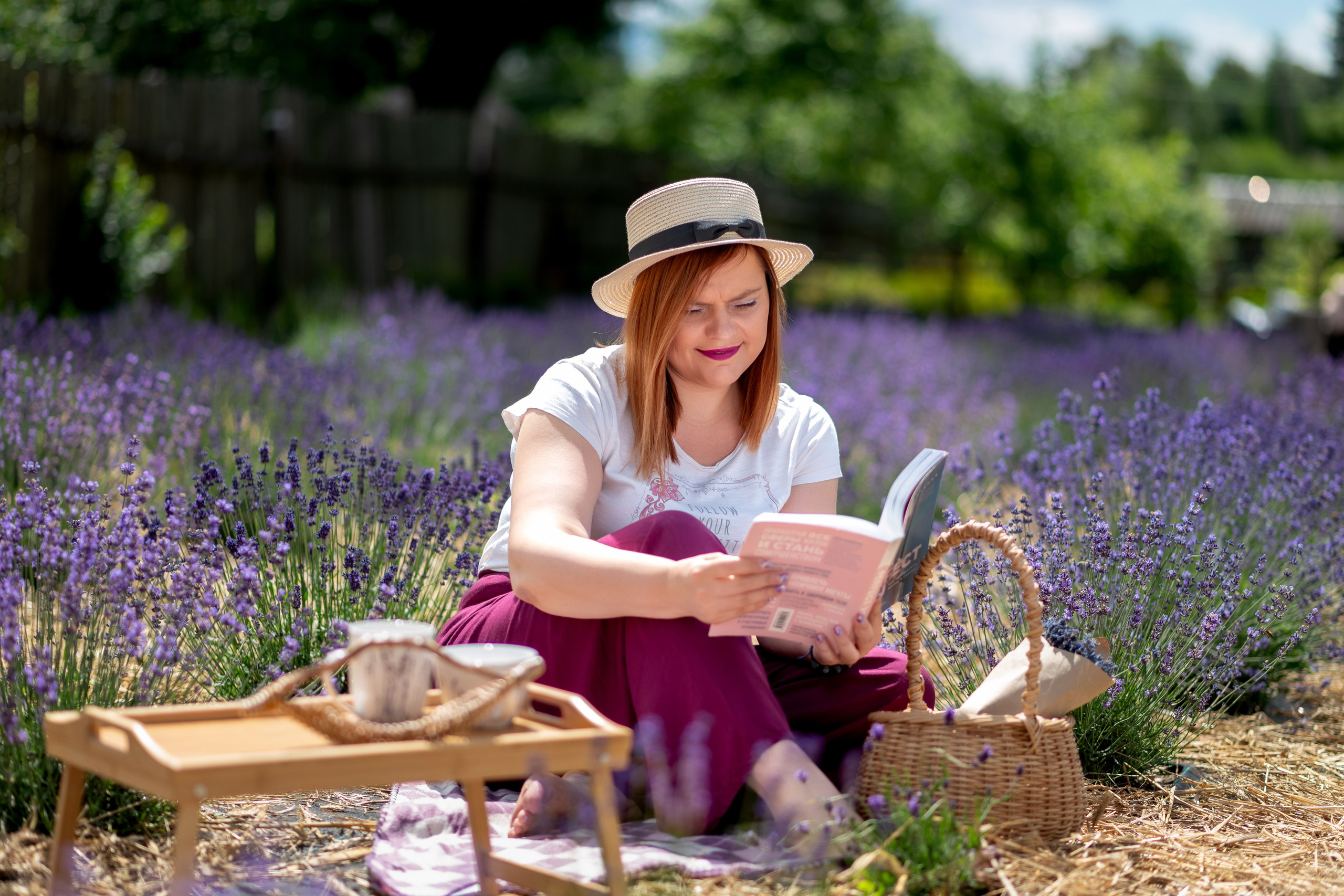 Катя и Оксана в лаванде. Профессиональный интерьерный и репортажный фотограф Минск и РБ. Максим Орлов