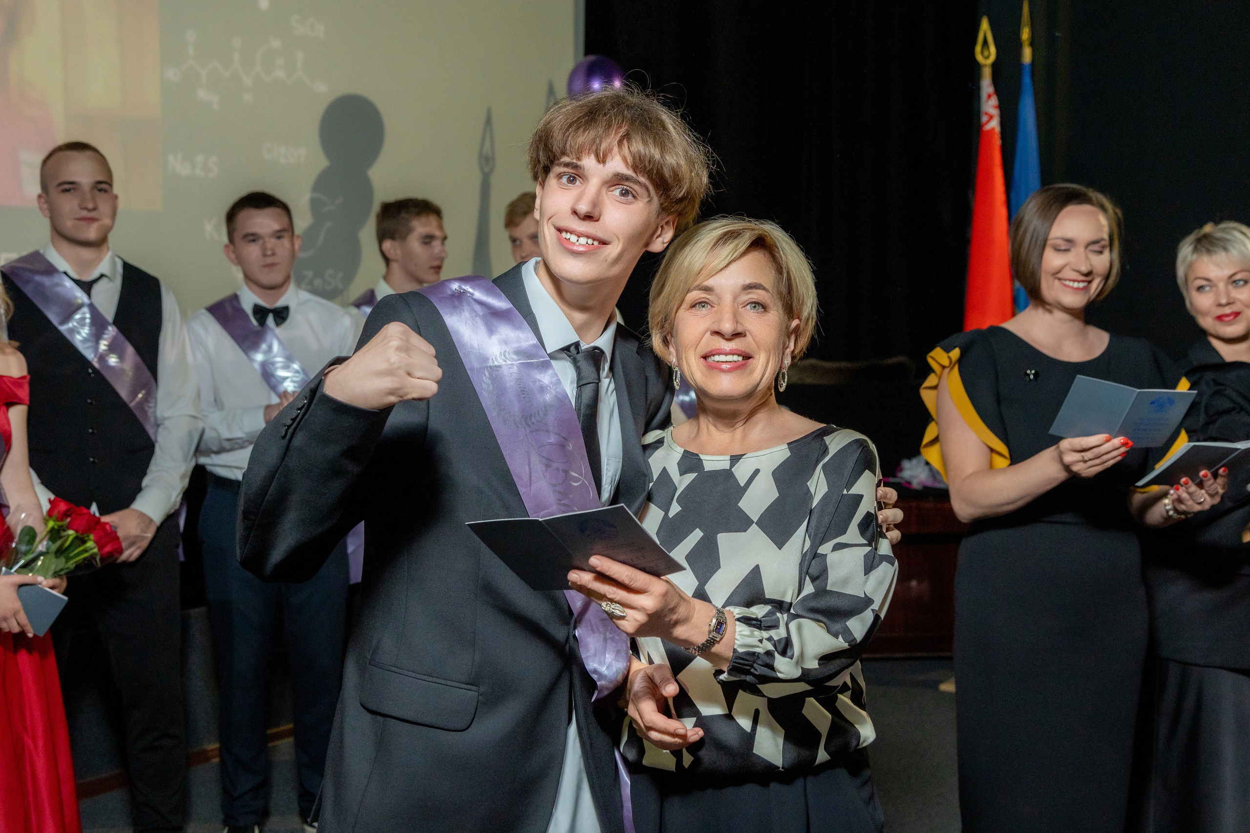 Вручение дипломов. 47 школа. Профессиональный интерьерный и репортажный фотограф Минск и РБ. Максим Орлов