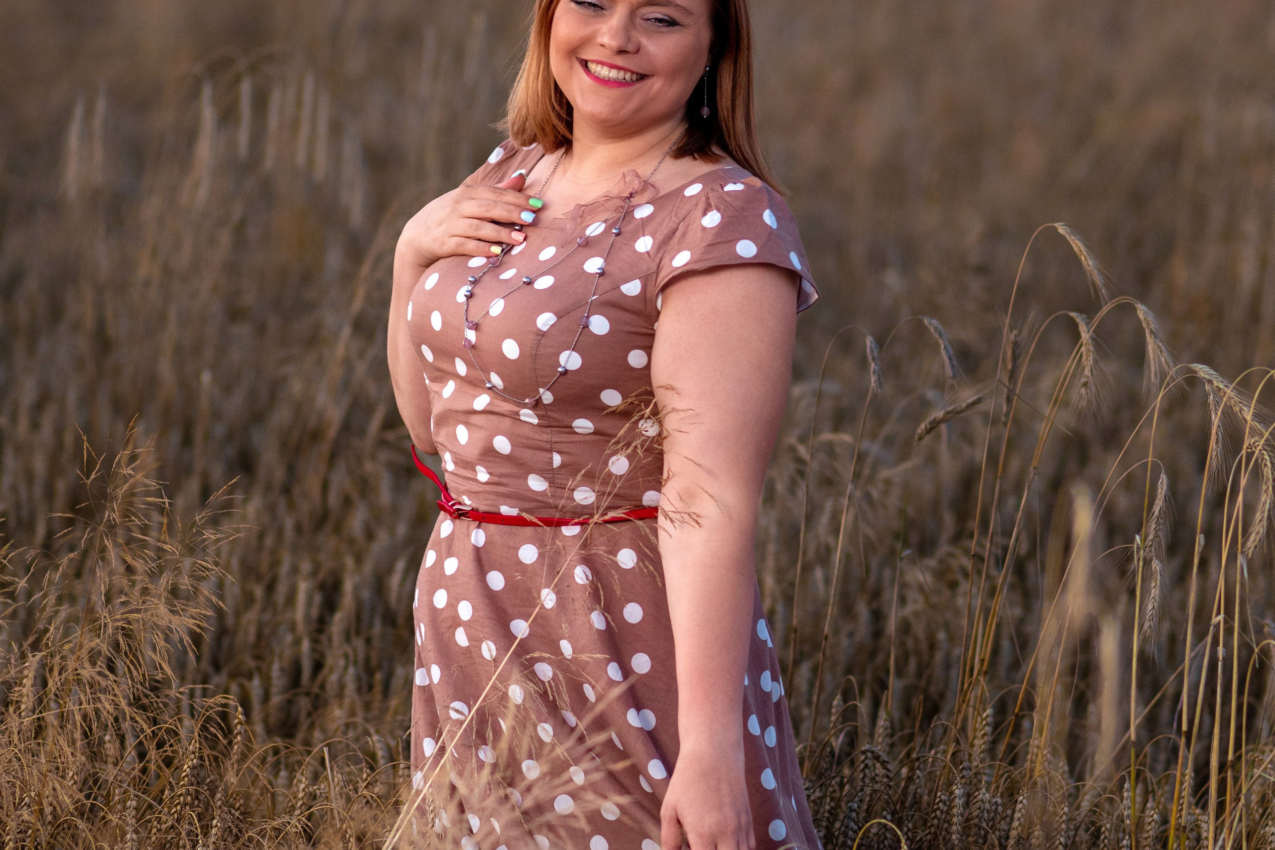 Катюша в поле на закате. Профессиональный интерьерный и репортажный фотограф Минск и РБ. Максим Орлов