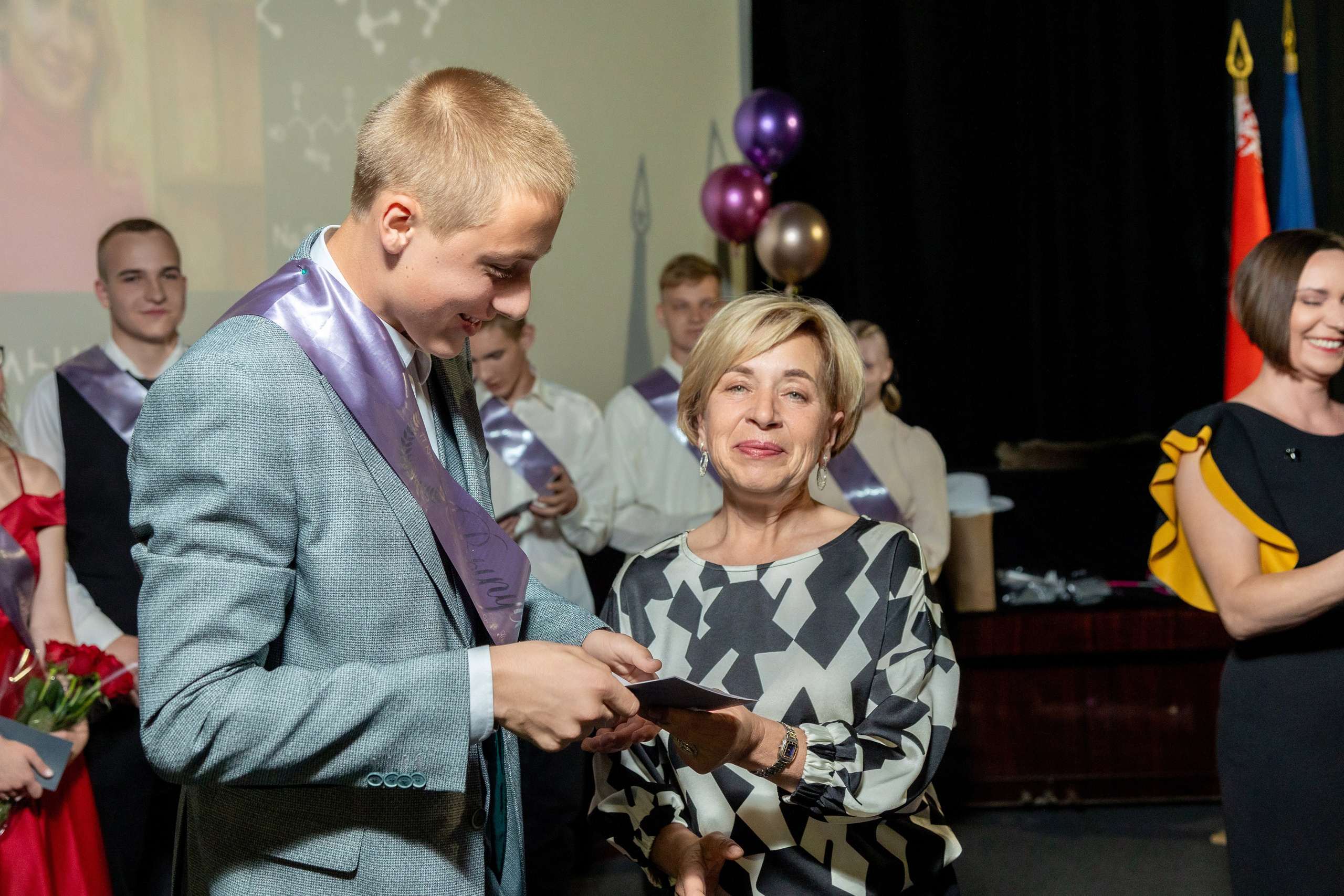 Вручение дипломов. 47 школа. Профессиональный интерьерный и репортажный фотограф Минск и РБ. Максим Орлов