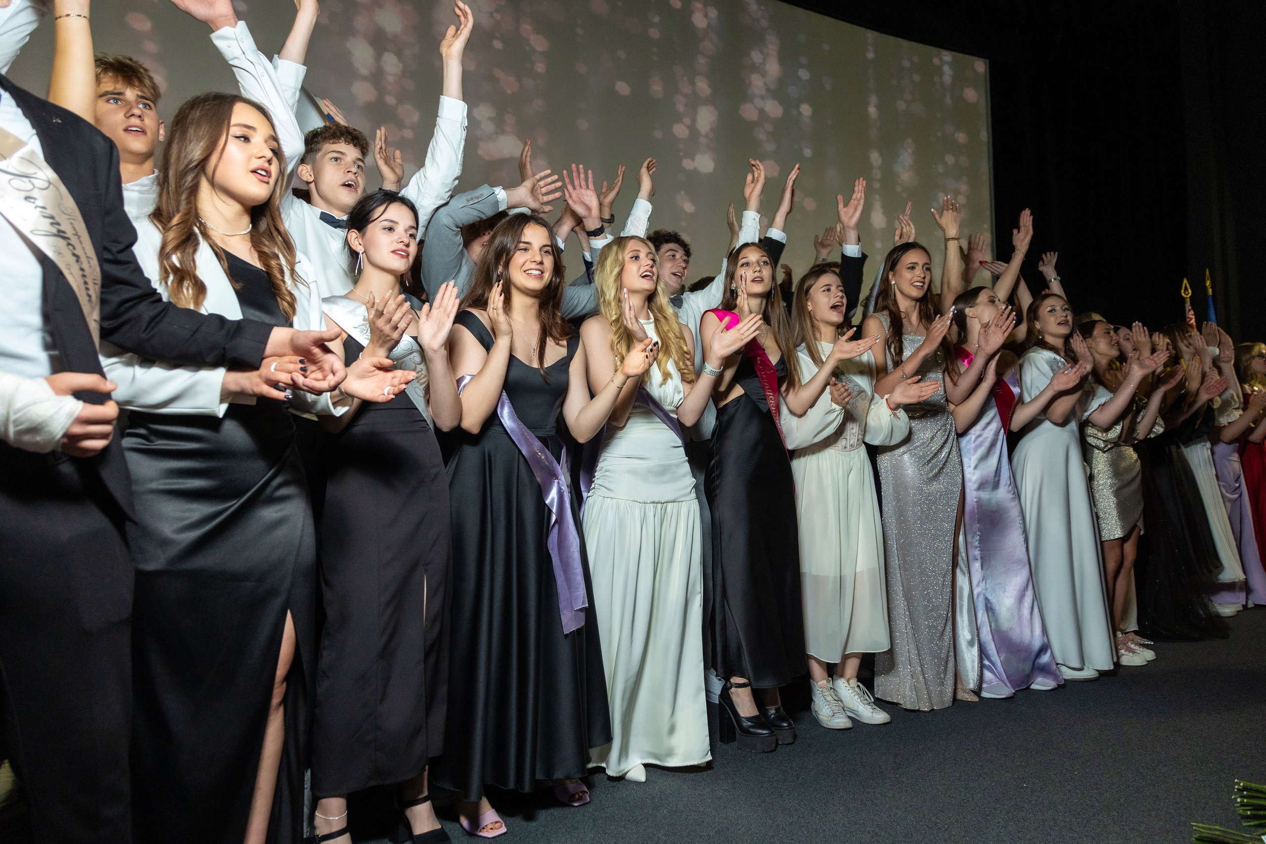 Вручение дипломов. 47 школа. Профессиональный интерьерный и репортажный фотограф Минск и РБ. Максим Орлов