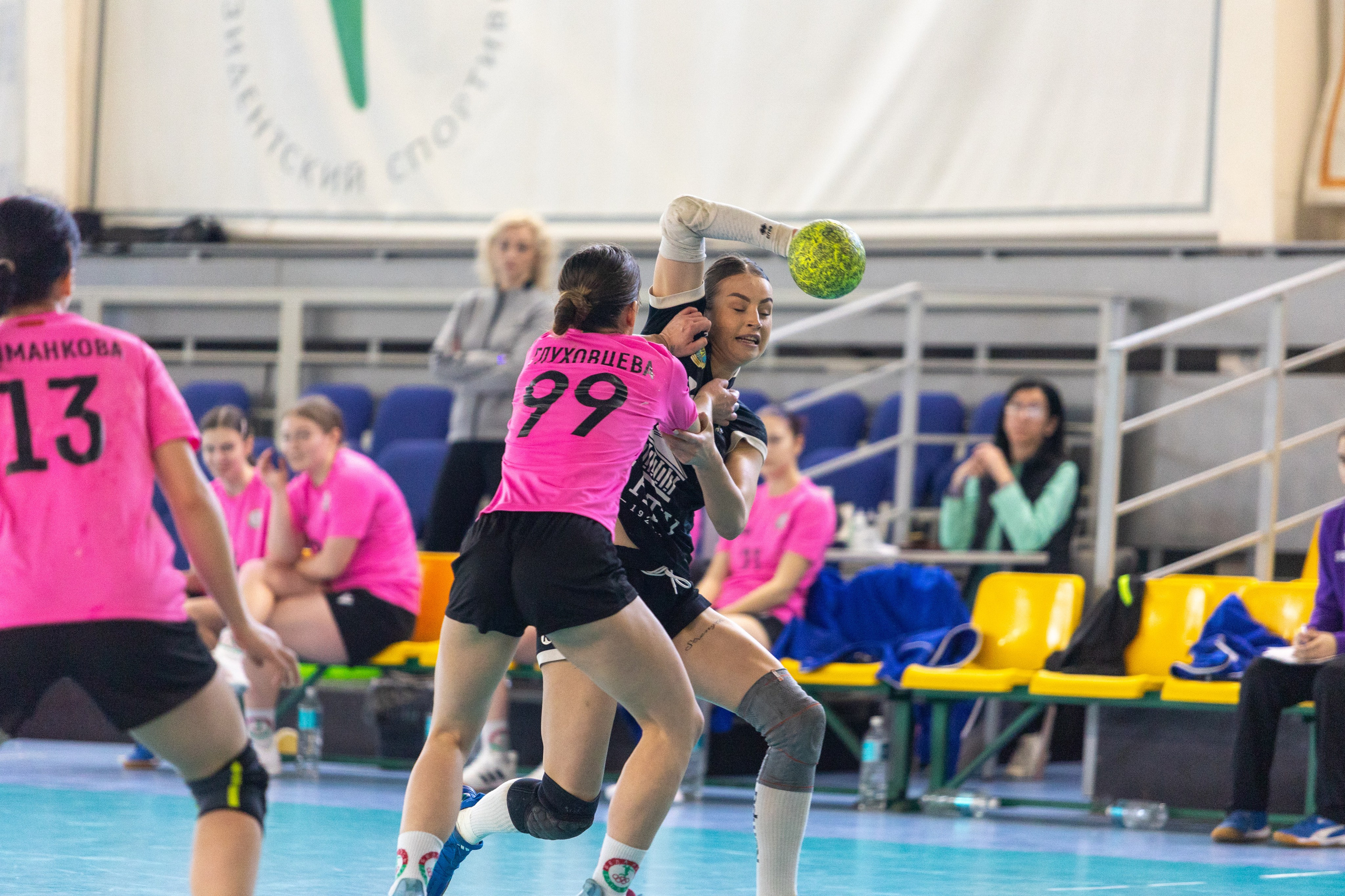 Женский гандбол. Лучшие кадры. БНТУ — Звезда. 08.02.2025. Профессиональный интерьерный и репортажный фотограф Минск и РБ. Максим Орлов