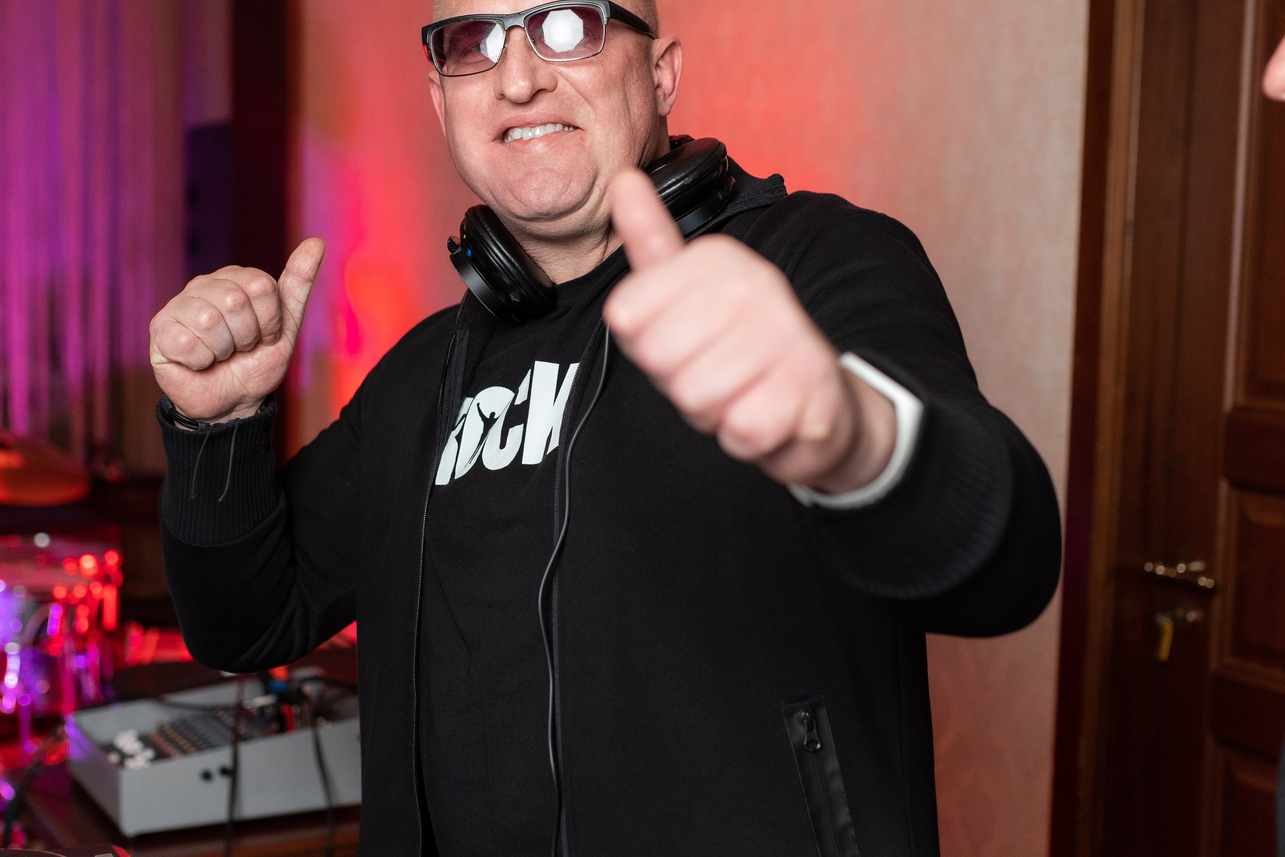 Андрей (ведущий) и Сергей (диджей). Профессиональный интерьерный и репортажный фотограф Минск и РБ. Максим Орлов