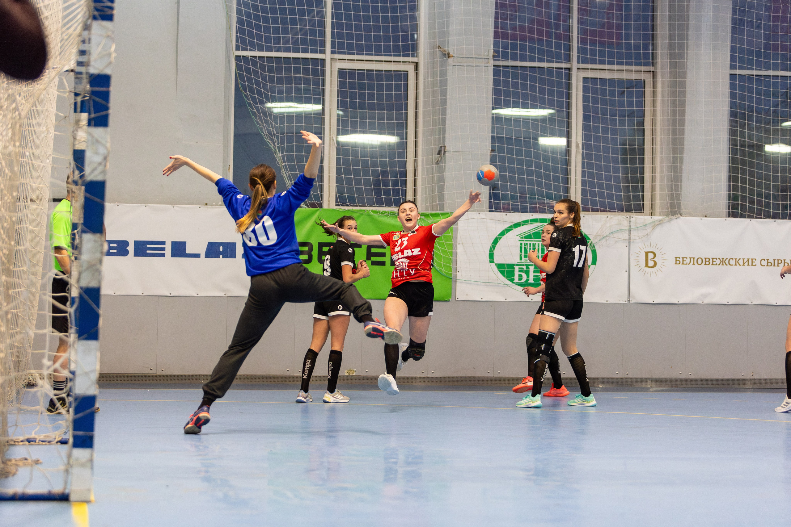 Гандбол. Лучшие кадры. БНТУ — Гродничанка. 13.12.2023. Профессиональный интерьерный и репортажный фотограф Минск и РБ. Максим Орлов