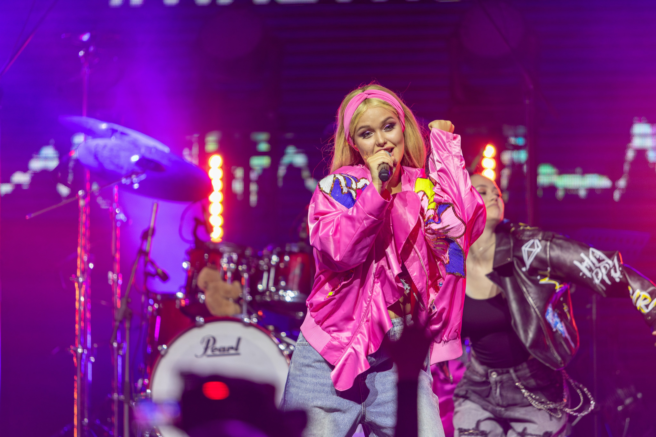 Концерт Насти Кравченко. Профессиональный интерьерный и репортажный фотограф Минск и РБ. Максим Орлов