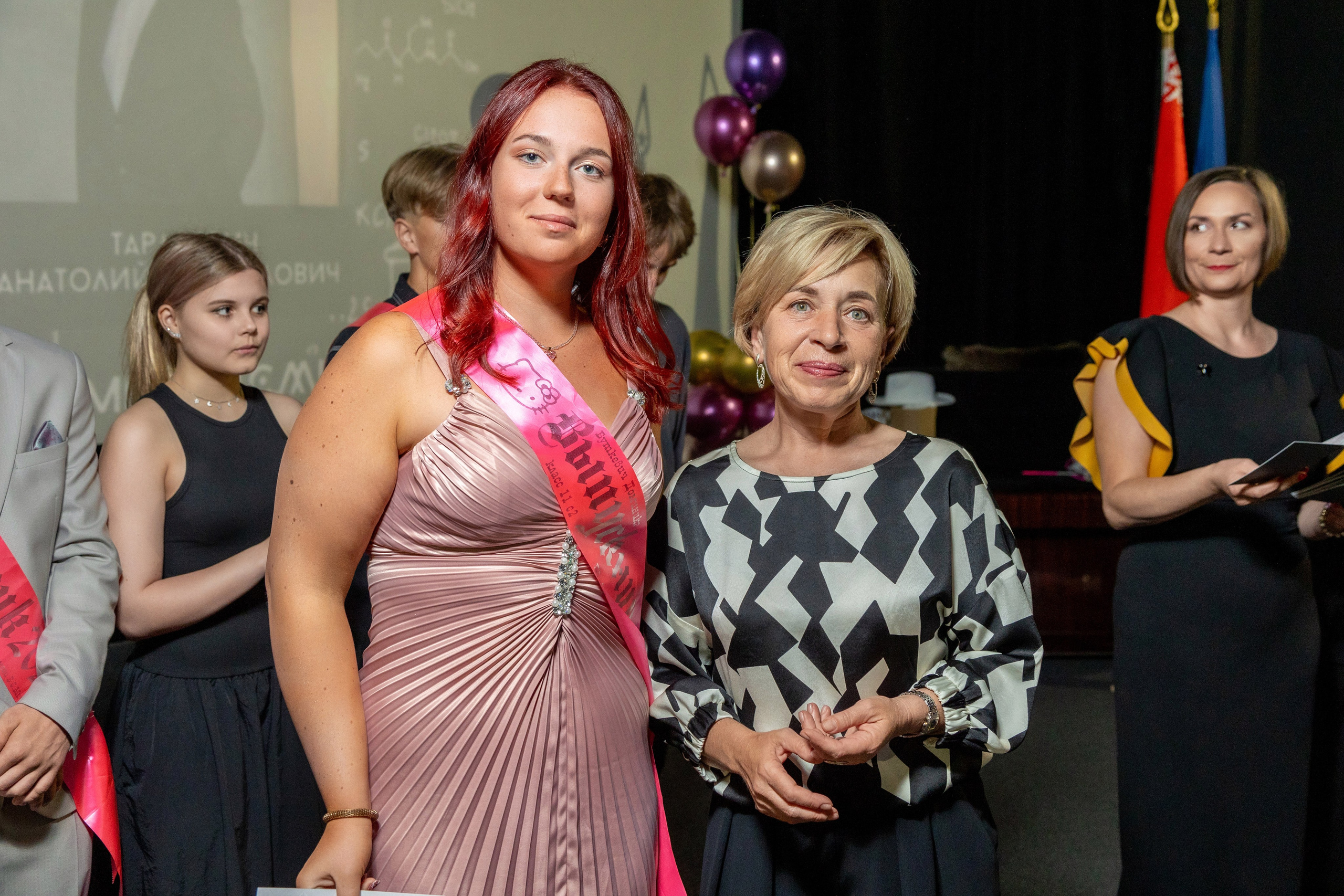 Вручение дипломов. 47 школа. Профессиональный интерьерный и репортажный фотограф Минск и РБ. Максим Орлов