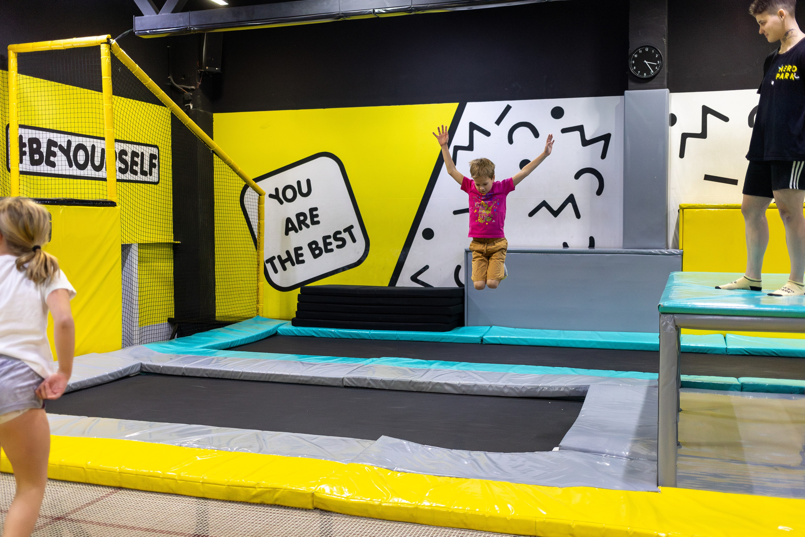 ДР Влада (батутная арена). Профессиональный интерьерный и репортажный фотограф Минск и РБ. Максим Орлов