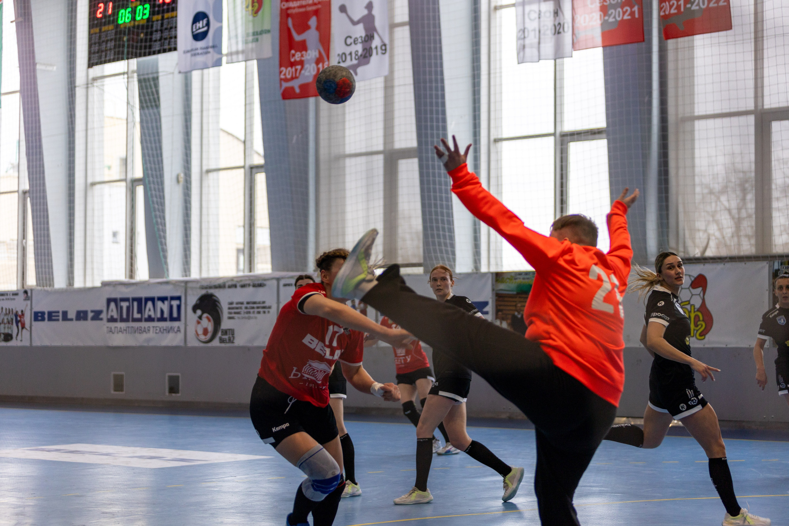 Гандбол. БНТУ — Березина. Профессиональный интерьерный и репортажный фотограф Минск и РБ. Максим Орлов
