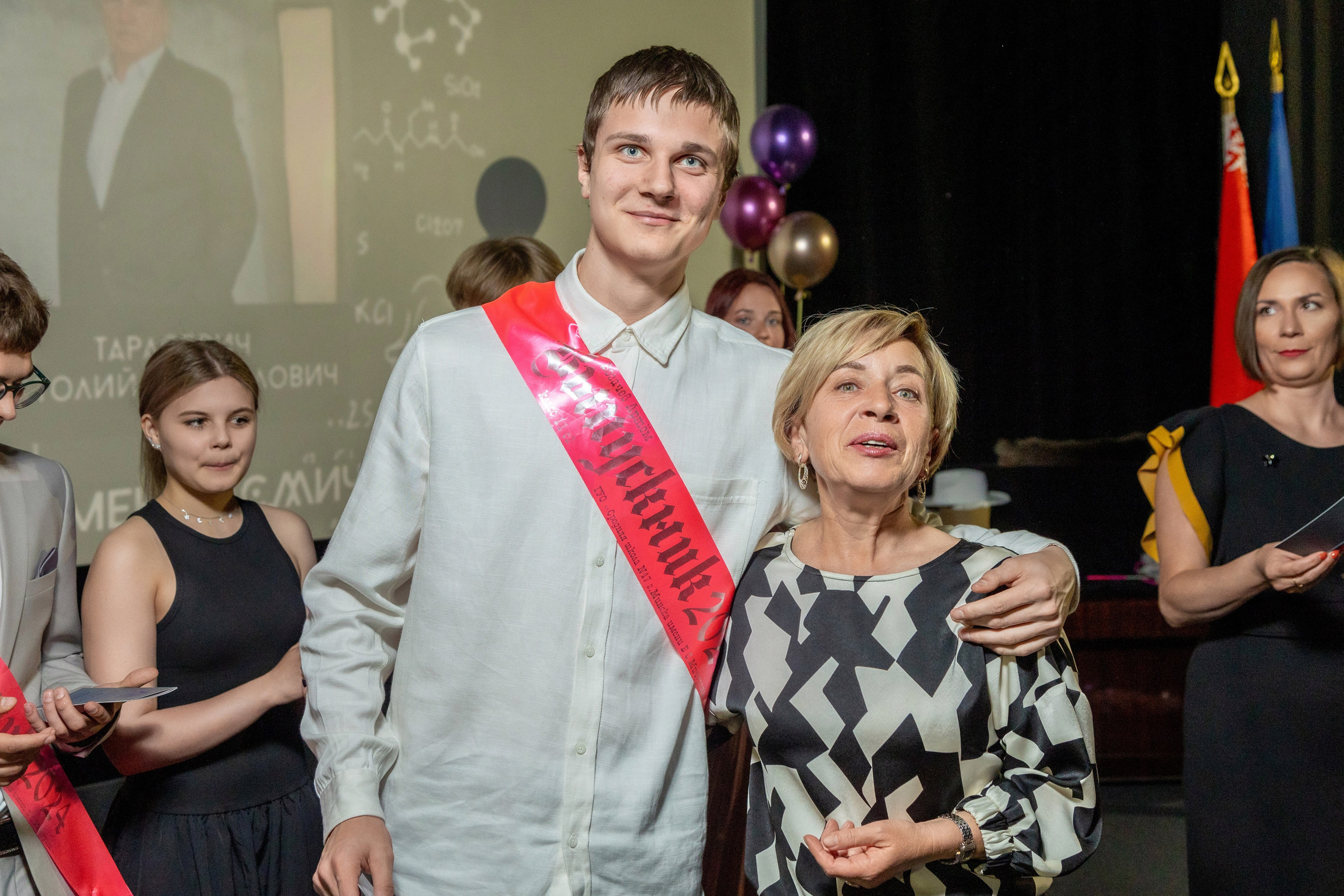 Вручение дипломов. 47 школа. Профессиональный интерьерный и репортажный фотограф Минск и РБ. Максим Орлов