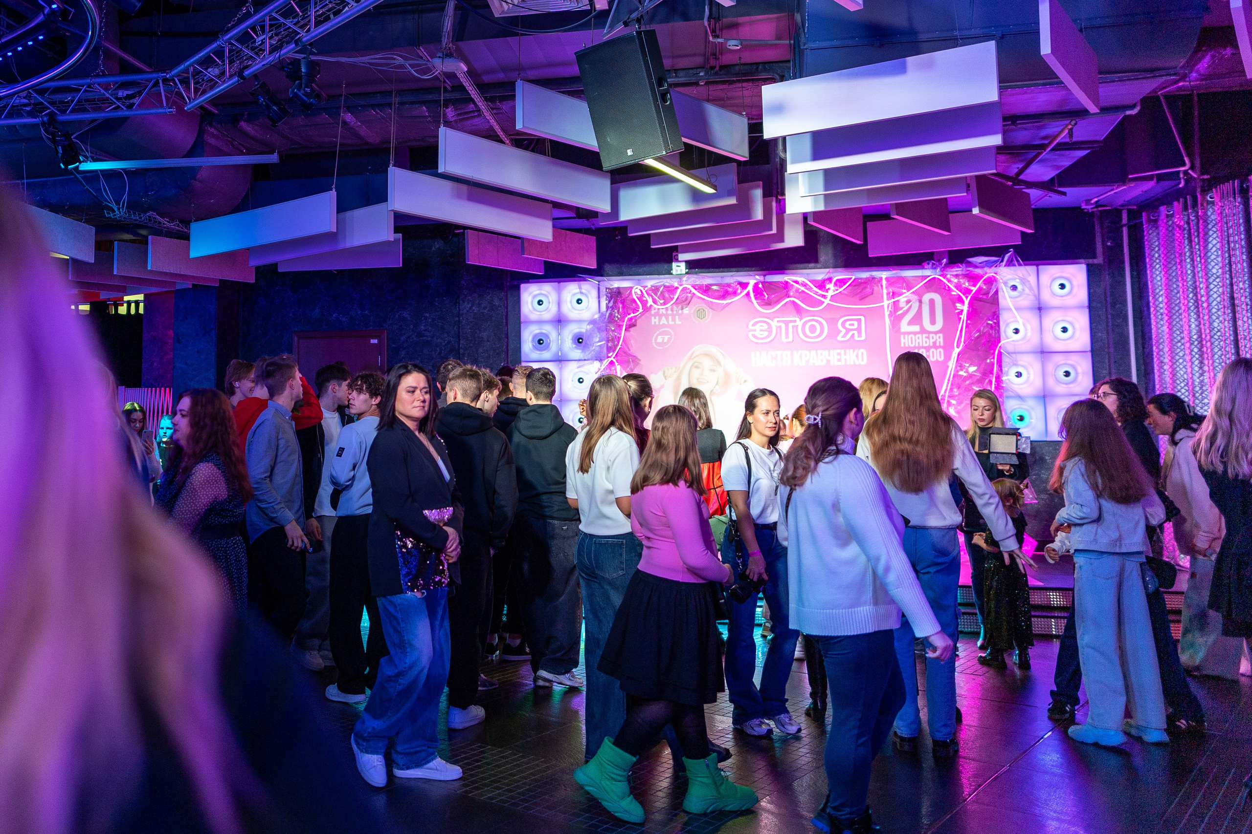 Концерт Насти Кравченко. Профессиональный интерьерный и репортажный фотограф Минск и РБ. Максим Орлов