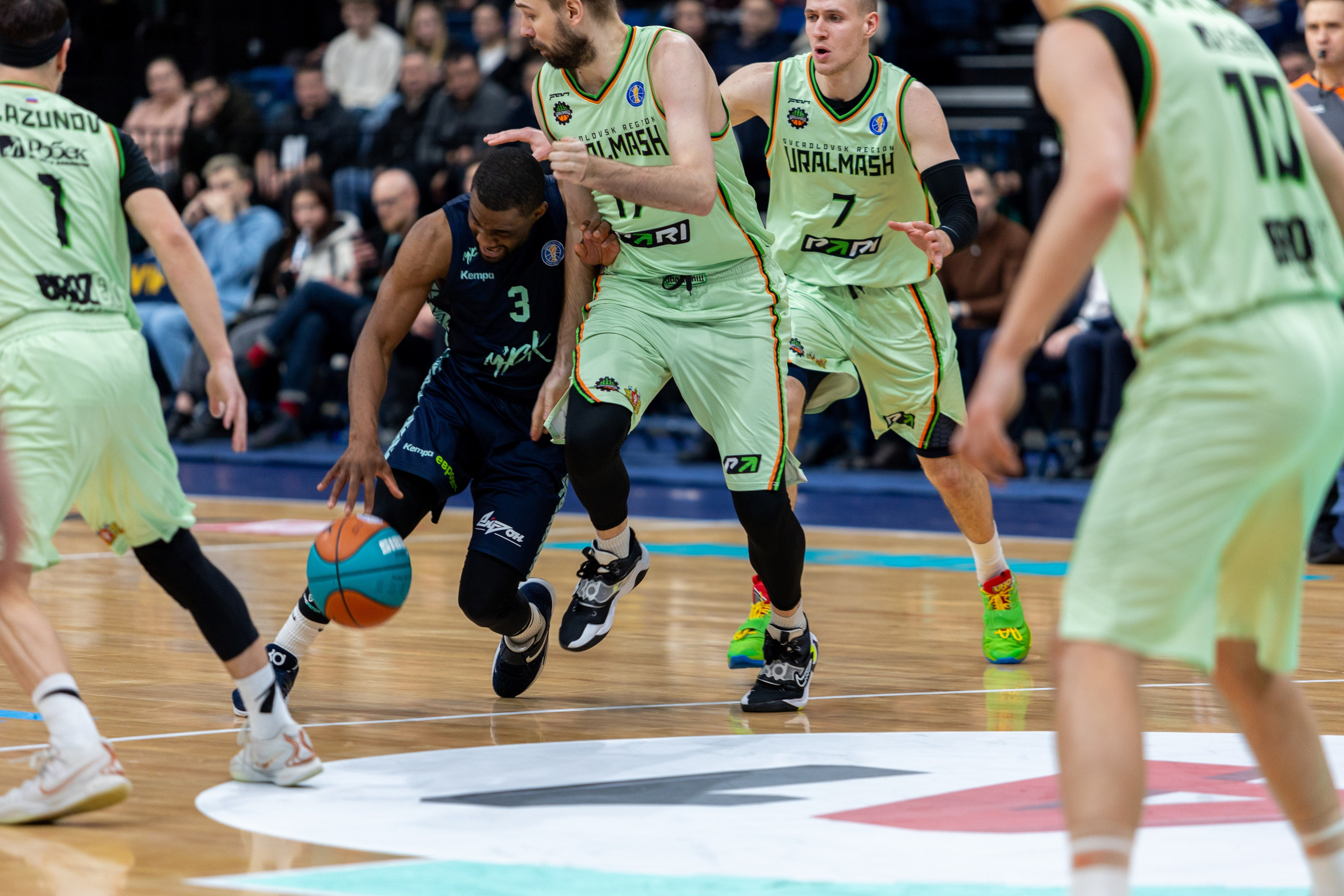 Баскетбол. Лучшие кадры. Минск — Уралмаш 13.02.2024. Профессиональный интерьерный и репортажный фотограф Минск и РБ. Максим Орлов