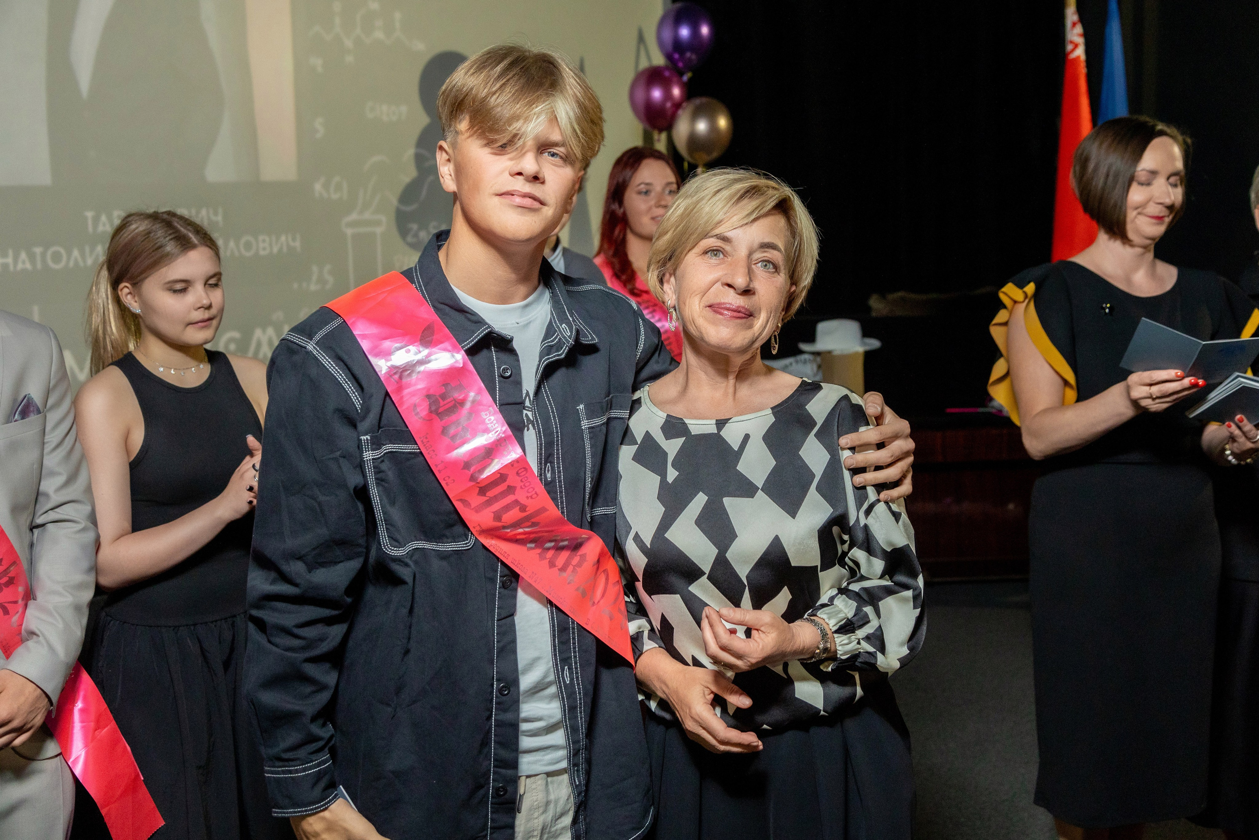 Вручение дипломов. 47 школа. Профессиональный интерьерный и репортажный фотограф Минск и РБ. Максим Орлов