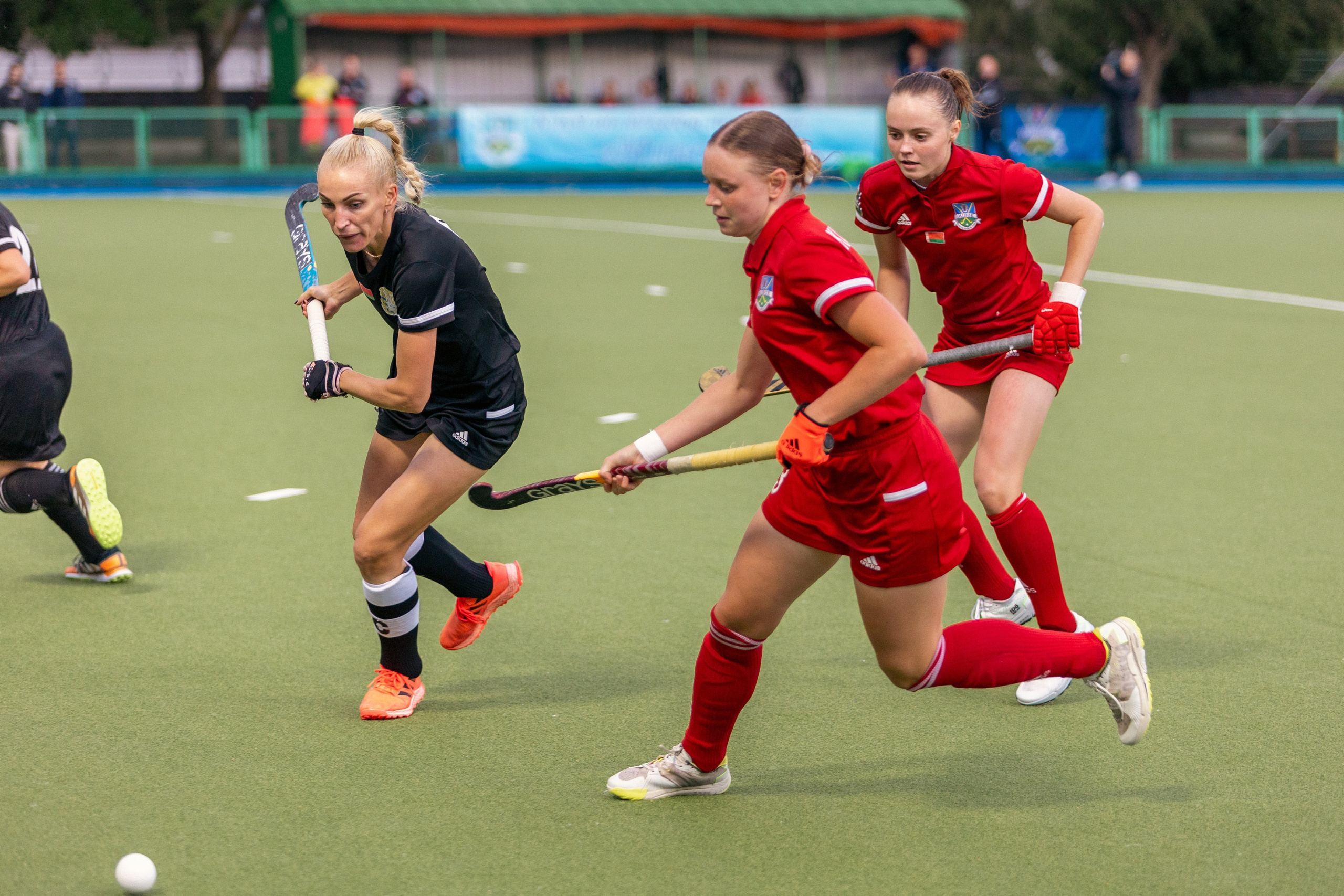 Хоккей на траве. Девушки. ХК Минск — ХК Виктория (Смолевичи) 10.06.2024. Профессиональный интерьерный и репортажный фотограф Минск и РБ. Максим Орлов