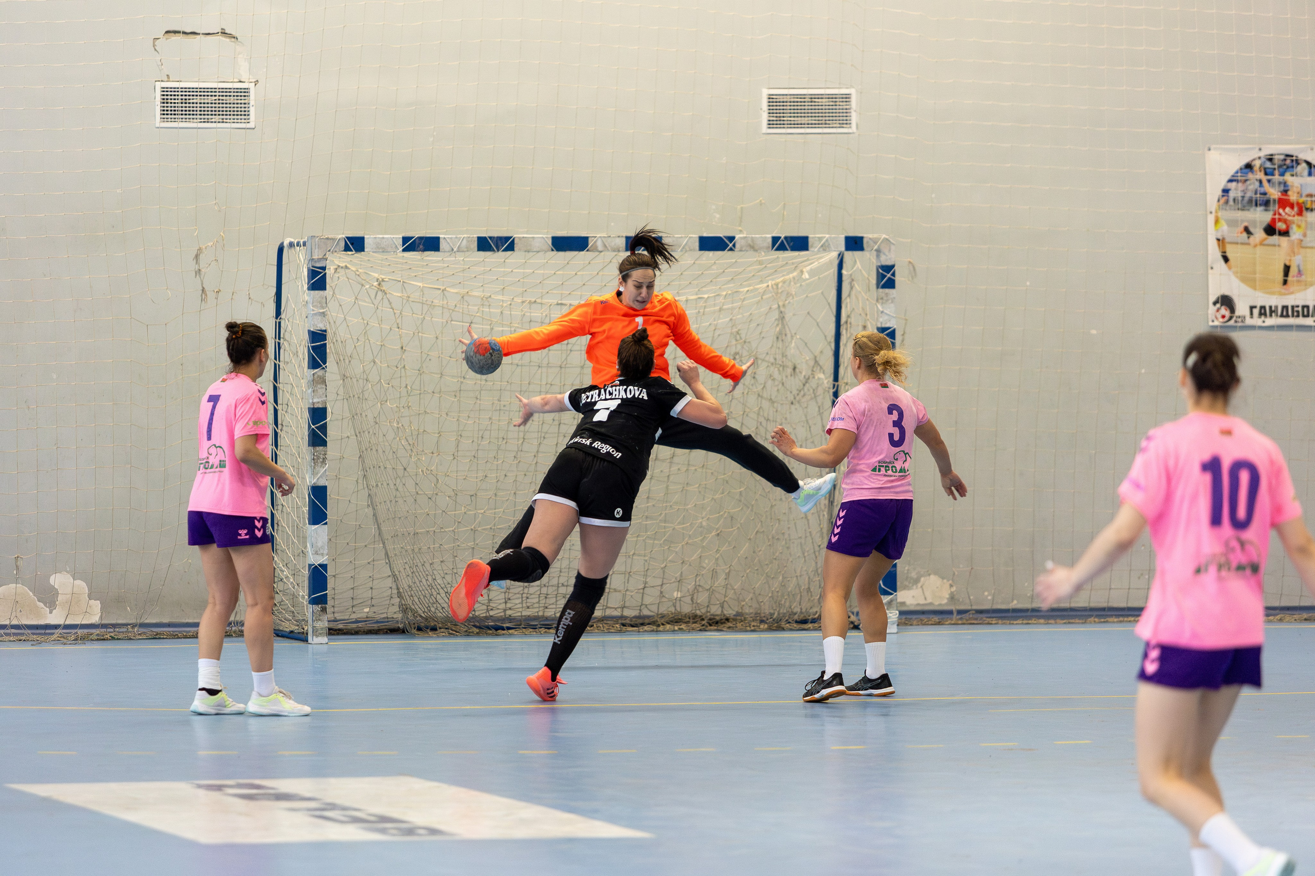 Женский гандбол. Лучшие кадры. БНТУ — Березина 09.12.2023. Профессиональный интерьерный и репортажный фотограф Минск и РБ. Максим Орлов